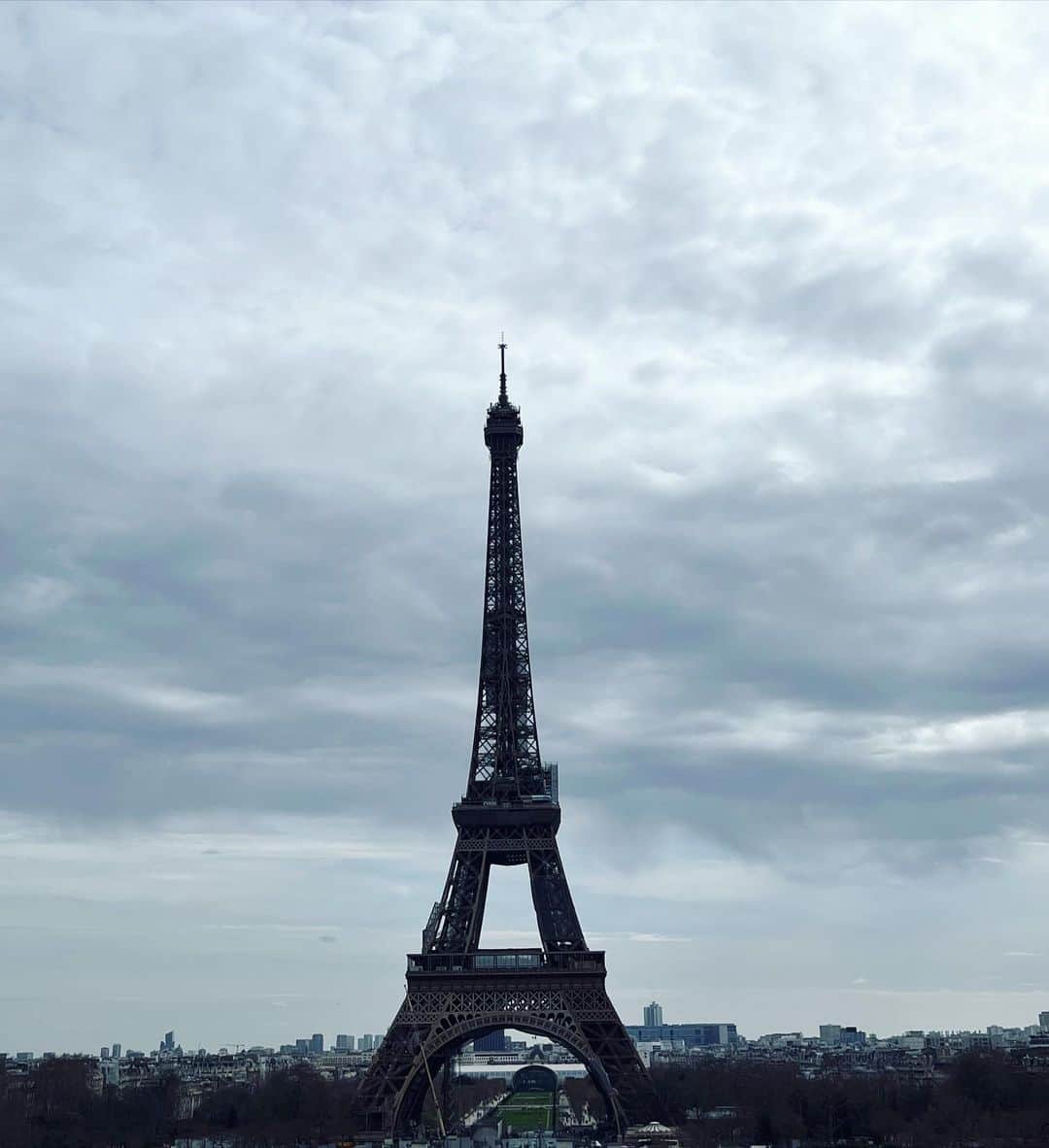 末永百合恵さんのインスタグラム写真 - (末永百合恵Instagram)「パリ生活3週目にしてやっとエッフェル塔まで来られた！  今日は春分の日。 陰陽のエネルギーが変わりゼロになる日。昼と夜の長さがほとんど同じ日。 天赦日と一粒万倍日と寅の日が重なる吉日。  新しい始まりにワクワクしながら、今日から始まる、いわゆる新年を、素敵な1年となるよう過ごしていきたい。  #フランス#パリ#エッフェル塔#春分の日#陰陽#変わる#天赦日#一粒万倍日#寅の日 #吉日#france#paris#eiffeltower#today#specialday#vernalequinox」3月21日 19時16分 - yurie__suenaga