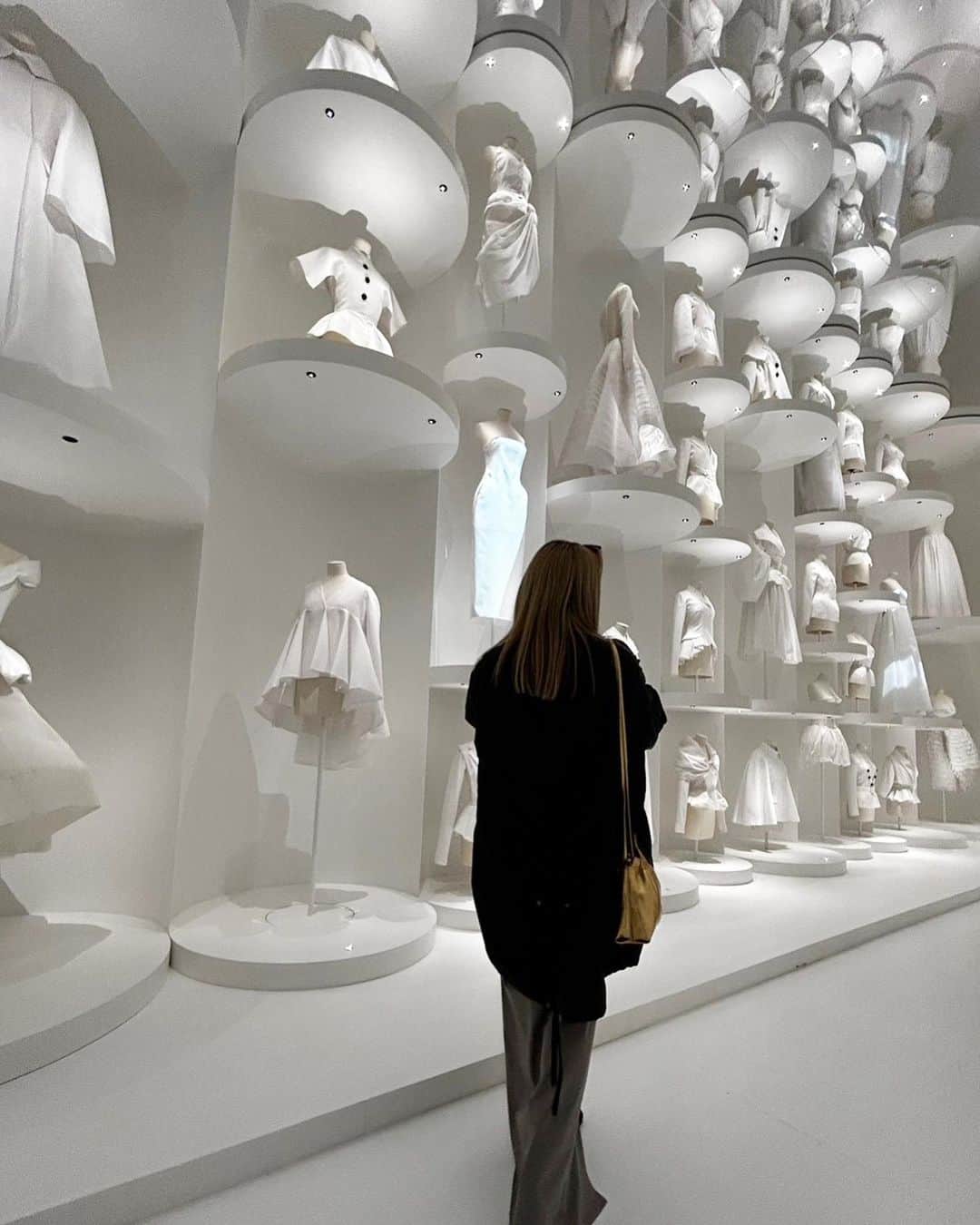 Naomiのインスタグラム：「とにかくすごいボリュームに加えて内容も素晴らしい👏  展示の配置の仕方や洋服のディティールが本当に素敵🥹  ジョン・ガリアーノやラフ・シモンズ等歴代デザイナーたちの、魂のこもった作品たちには圧倒的オーラが❤️‍🔥❤️‍🔥❤️‍🔥  #dior#ディオール #christiandior #クリスチャンディオール  #夢のクチュリエ展  #東京都現代美術館」