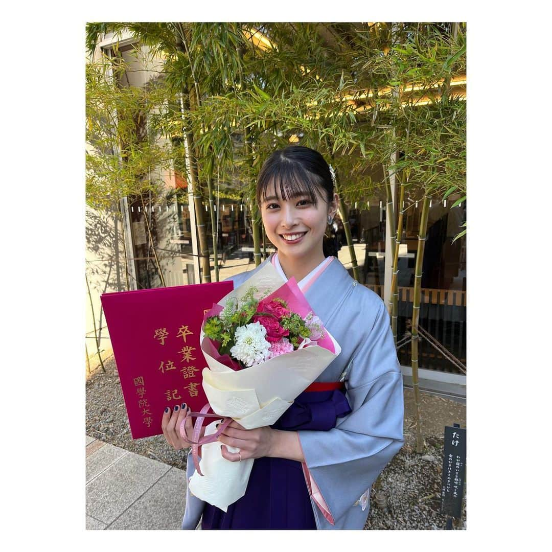 山本里咲のインスタグラム：「🌸  先日國學院大學を無事卒業しました！ 出会えた全ての人たちに心から感謝😌  すごくすごく幸せ者だなと感じた卒業式でした🌸 いつか恩返しがしたいです  ４月からは社会人です！ 感謝の気持ちを忘れずに頑張ります！  p.s.袴は2◯年前母が着たものと全く同じにしてみました✌️  #卒業 #國學院大學」