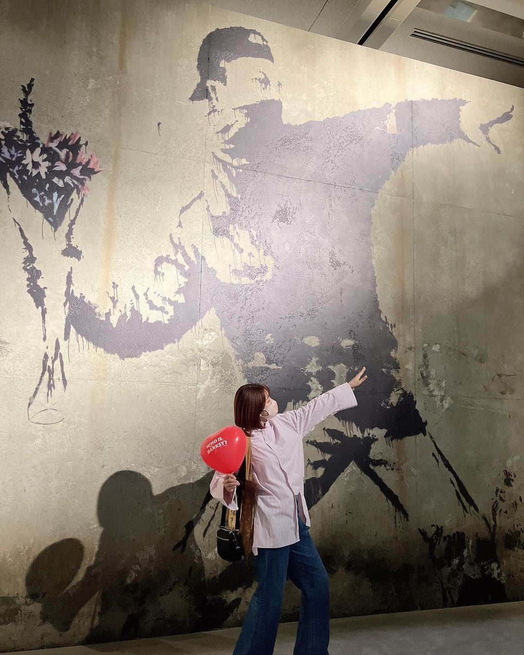 染矢すみれさんのインスタグラム写真 - (染矢すみれInstagram)「〻 バンクシーって誰？展に滑り込み🦎❤️  活動の意味を没入型展示で体感できて楽しい空間でした🧠💭 (真顔のピンショットばかり🙄)  移民や人権問題など政治的・社会的メッセージをアートから考えさせられます。  3.26まで福岡アジア美術館で開催中🎨  @whoisbanksy_jp  @banksy   #バンクシーって誰展 #whoisbanksy #福岡アジア美術館」3月21日 19時21分 - someya_sumire