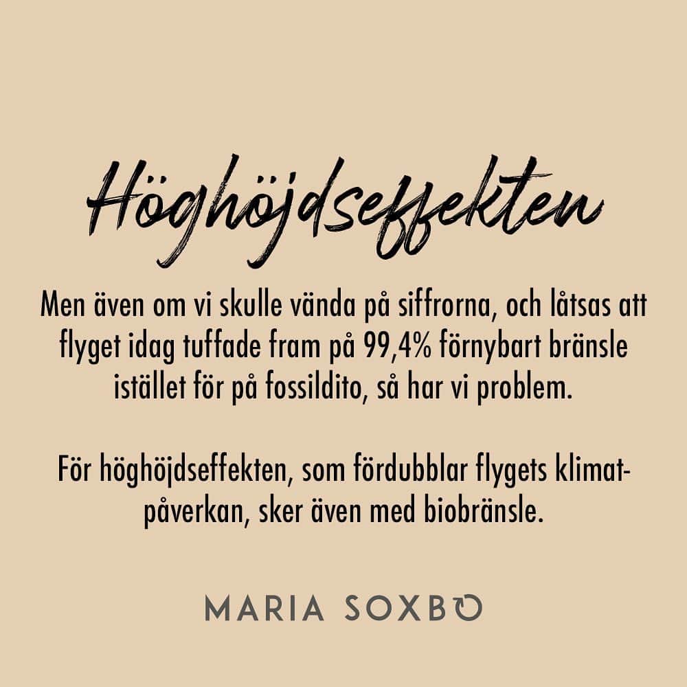 Maria Soxboさんのインスタグラム写真 - (Maria SoxboInstagram)「Snart är elflyget här, och tills dess flyger vi på biobränsle? Nix.  Tack vare Energimyndigheten (och @klimatgranskaren som sammanställt 👊🏻) så VET vi att flyget inte är hållbart idag. Det når inte ens de MINIMALA krav som ställs på inblandning av förnybart bränsle – 3 av 5 bränslebolag misslyckas med det och får böter. Flyget är 99,4% fossilt.   Flyget må stå för bara några få procent av de globala utsläppen, men för individen är det nästan alltid den största utsläppsboven. Igår släpptes en brutalt viktig IPCC-rapport, och budskapet är (återigen) glasklart. Vi måste öka takten. Vi måste göra allt vi kan. Vi kan inte leta bortförklaringar eller ursäkter.  Det stora ansvaret ligger absolut på politiker och företag. Och just nu gör de allra flesta INTE sitt jobb, eftersom de globala utsläppen fortfarande ökar. Det är frustrerande, minst sagt. Och läskigt.  Men just därför måste vi alla göra precis allt vi kan för att bidra till utsläppsminskningarna, omställningen och opinionen. En sån grej som att vägra sätta sig på ett flygplan om det inte är absolut nödvändigt slår alla flugor i en smäll.  1) Utsläppen minskar.  2) Flygbranschen får eld i baken att ställa om.  3) Vi förskjuter de ohållbara normer som får andra individer att flyga eftersom ”alla andra gör det”.  Och 4) politiker som idag kramar flyget får anledning att tänka om.  Just nu är vi många som börjat planera sommarsemestern. Jag har inte flugit på en sommarsemester sedan 2010 (och inte flugit alls sedan 2018), och tro mig – det kan skapas fantastiska sommarminnen ändå. Minnen som dessutom doftar och smakar gott, istället för att skava, ge en bitter eftersmak och skapa klimatångest.   Sverige är fantastiskt, Europa är fantastiskt och hemester är också fantastiskt! Det får vi inte glömma ett år som detta, när det kanske inte ens finns pengar att åka någonstans för. Att njuta av att få vara hemma utan måsten och tider att passa är en underskattad lyx! Eller vad säger ni?」3月21日 19時21分 - mariasoxbo.se