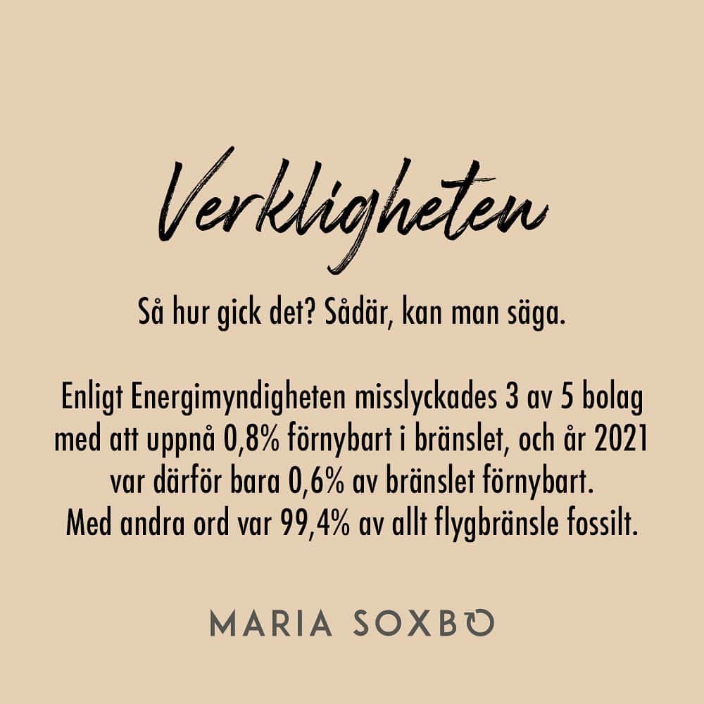Maria Soxboさんのインスタグラム写真 - (Maria SoxboInstagram)「Snart är elflyget här, och tills dess flyger vi på biobränsle? Nix.  Tack vare Energimyndigheten (och @klimatgranskaren som sammanställt 👊🏻) så VET vi att flyget inte är hållbart idag. Det når inte ens de MINIMALA krav som ställs på inblandning av förnybart bränsle – 3 av 5 bränslebolag misslyckas med det och får böter. Flyget är 99,4% fossilt.   Flyget må stå för bara några få procent av de globala utsläppen, men för individen är det nästan alltid den största utsläppsboven. Igår släpptes en brutalt viktig IPCC-rapport, och budskapet är (återigen) glasklart. Vi måste öka takten. Vi måste göra allt vi kan. Vi kan inte leta bortförklaringar eller ursäkter.  Det stora ansvaret ligger absolut på politiker och företag. Och just nu gör de allra flesta INTE sitt jobb, eftersom de globala utsläppen fortfarande ökar. Det är frustrerande, minst sagt. Och läskigt.  Men just därför måste vi alla göra precis allt vi kan för att bidra till utsläppsminskningarna, omställningen och opinionen. En sån grej som att vägra sätta sig på ett flygplan om det inte är absolut nödvändigt slår alla flugor i en smäll.  1) Utsläppen minskar.  2) Flygbranschen får eld i baken att ställa om.  3) Vi förskjuter de ohållbara normer som får andra individer att flyga eftersom ”alla andra gör det”.  Och 4) politiker som idag kramar flyget får anledning att tänka om.  Just nu är vi många som börjat planera sommarsemestern. Jag har inte flugit på en sommarsemester sedan 2010 (och inte flugit alls sedan 2018), och tro mig – det kan skapas fantastiska sommarminnen ändå. Minnen som dessutom doftar och smakar gott, istället för att skava, ge en bitter eftersmak och skapa klimatångest.   Sverige är fantastiskt, Europa är fantastiskt och hemester är också fantastiskt! Det får vi inte glömma ett år som detta, när det kanske inte ens finns pengar att åka någonstans för. Att njuta av att få vara hemma utan måsten och tider att passa är en underskattad lyx! Eller vad säger ni?」3月21日 19時21分 - mariasoxbo.se