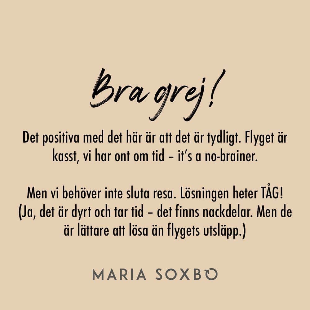 Maria Soxboさんのインスタグラム写真 - (Maria SoxboInstagram)「Snart är elflyget här, och tills dess flyger vi på biobränsle? Nix.  Tack vare Energimyndigheten (och @klimatgranskaren som sammanställt 👊🏻) så VET vi att flyget inte är hållbart idag. Det når inte ens de MINIMALA krav som ställs på inblandning av förnybart bränsle – 3 av 5 bränslebolag misslyckas med det och får böter. Flyget är 99,4% fossilt.   Flyget må stå för bara några få procent av de globala utsläppen, men för individen är det nästan alltid den största utsläppsboven. Igår släpptes en brutalt viktig IPCC-rapport, och budskapet är (återigen) glasklart. Vi måste öka takten. Vi måste göra allt vi kan. Vi kan inte leta bortförklaringar eller ursäkter.  Det stora ansvaret ligger absolut på politiker och företag. Och just nu gör de allra flesta INTE sitt jobb, eftersom de globala utsläppen fortfarande ökar. Det är frustrerande, minst sagt. Och läskigt.  Men just därför måste vi alla göra precis allt vi kan för att bidra till utsläppsminskningarna, omställningen och opinionen. En sån grej som att vägra sätta sig på ett flygplan om det inte är absolut nödvändigt slår alla flugor i en smäll.  1) Utsläppen minskar.  2) Flygbranschen får eld i baken att ställa om.  3) Vi förskjuter de ohållbara normer som får andra individer att flyga eftersom ”alla andra gör det”.  Och 4) politiker som idag kramar flyget får anledning att tänka om.  Just nu är vi många som börjat planera sommarsemestern. Jag har inte flugit på en sommarsemester sedan 2010 (och inte flugit alls sedan 2018), och tro mig – det kan skapas fantastiska sommarminnen ändå. Minnen som dessutom doftar och smakar gott, istället för att skava, ge en bitter eftersmak och skapa klimatångest.   Sverige är fantastiskt, Europa är fantastiskt och hemester är också fantastiskt! Det får vi inte glömma ett år som detta, när det kanske inte ens finns pengar att åka någonstans för. Att njuta av att få vara hemma utan måsten och tider att passa är en underskattad lyx! Eller vad säger ni?」3月21日 19時21分 - mariasoxbo.se