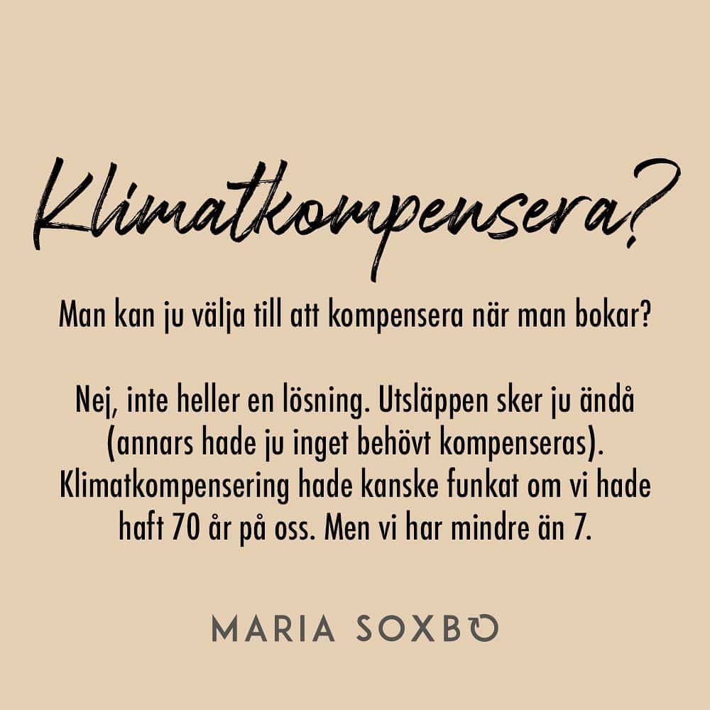 Maria Soxboさんのインスタグラム写真 - (Maria SoxboInstagram)「Snart är elflyget här, och tills dess flyger vi på biobränsle? Nix.  Tack vare Energimyndigheten (och @klimatgranskaren som sammanställt 👊🏻) så VET vi att flyget inte är hållbart idag. Det når inte ens de MINIMALA krav som ställs på inblandning av förnybart bränsle – 3 av 5 bränslebolag misslyckas med det och får böter. Flyget är 99,4% fossilt.   Flyget må stå för bara några få procent av de globala utsläppen, men för individen är det nästan alltid den största utsläppsboven. Igår släpptes en brutalt viktig IPCC-rapport, och budskapet är (återigen) glasklart. Vi måste öka takten. Vi måste göra allt vi kan. Vi kan inte leta bortförklaringar eller ursäkter.  Det stora ansvaret ligger absolut på politiker och företag. Och just nu gör de allra flesta INTE sitt jobb, eftersom de globala utsläppen fortfarande ökar. Det är frustrerande, minst sagt. Och läskigt.  Men just därför måste vi alla göra precis allt vi kan för att bidra till utsläppsminskningarna, omställningen och opinionen. En sån grej som att vägra sätta sig på ett flygplan om det inte är absolut nödvändigt slår alla flugor i en smäll.  1) Utsläppen minskar.  2) Flygbranschen får eld i baken att ställa om.  3) Vi förskjuter de ohållbara normer som får andra individer att flyga eftersom ”alla andra gör det”.  Och 4) politiker som idag kramar flyget får anledning att tänka om.  Just nu är vi många som börjat planera sommarsemestern. Jag har inte flugit på en sommarsemester sedan 2010 (och inte flugit alls sedan 2018), och tro mig – det kan skapas fantastiska sommarminnen ändå. Minnen som dessutom doftar och smakar gott, istället för att skava, ge en bitter eftersmak och skapa klimatångest.   Sverige är fantastiskt, Europa är fantastiskt och hemester är också fantastiskt! Det får vi inte glömma ett år som detta, när det kanske inte ens finns pengar att åka någonstans för. Att njuta av att få vara hemma utan måsten och tider att passa är en underskattad lyx! Eller vad säger ni?」3月21日 19時21分 - mariasoxbo.se