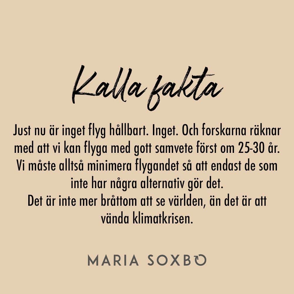 Maria Soxboさんのインスタグラム写真 - (Maria SoxboInstagram)「Snart är elflyget här, och tills dess flyger vi på biobränsle? Nix.  Tack vare Energimyndigheten (och @klimatgranskaren som sammanställt 👊🏻) så VET vi att flyget inte är hållbart idag. Det når inte ens de MINIMALA krav som ställs på inblandning av förnybart bränsle – 3 av 5 bränslebolag misslyckas med det och får böter. Flyget är 99,4% fossilt.   Flyget må stå för bara några få procent av de globala utsläppen, men för individen är det nästan alltid den största utsläppsboven. Igår släpptes en brutalt viktig IPCC-rapport, och budskapet är (återigen) glasklart. Vi måste öka takten. Vi måste göra allt vi kan. Vi kan inte leta bortförklaringar eller ursäkter.  Det stora ansvaret ligger absolut på politiker och företag. Och just nu gör de allra flesta INTE sitt jobb, eftersom de globala utsläppen fortfarande ökar. Det är frustrerande, minst sagt. Och läskigt.  Men just därför måste vi alla göra precis allt vi kan för att bidra till utsläppsminskningarna, omställningen och opinionen. En sån grej som att vägra sätta sig på ett flygplan om det inte är absolut nödvändigt slår alla flugor i en smäll.  1) Utsläppen minskar.  2) Flygbranschen får eld i baken att ställa om.  3) Vi förskjuter de ohållbara normer som får andra individer att flyga eftersom ”alla andra gör det”.  Och 4) politiker som idag kramar flyget får anledning att tänka om.  Just nu är vi många som börjat planera sommarsemestern. Jag har inte flugit på en sommarsemester sedan 2010 (och inte flugit alls sedan 2018), och tro mig – det kan skapas fantastiska sommarminnen ändå. Minnen som dessutom doftar och smakar gott, istället för att skava, ge en bitter eftersmak och skapa klimatångest.   Sverige är fantastiskt, Europa är fantastiskt och hemester är också fantastiskt! Det får vi inte glömma ett år som detta, när det kanske inte ens finns pengar att åka någonstans för. Att njuta av att få vara hemma utan måsten och tider att passa är en underskattad lyx! Eller vad säger ni?」3月21日 19時21分 - mariasoxbo.se