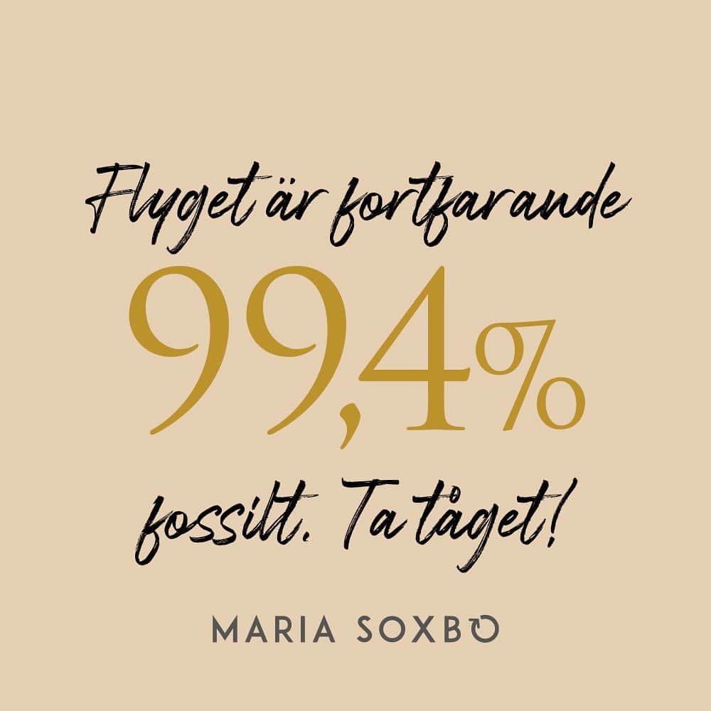 Maria Soxboさんのインスタグラム写真 - (Maria SoxboInstagram)「Snart är elflyget här, och tills dess flyger vi på biobränsle? Nix.  Tack vare Energimyndigheten (och @klimatgranskaren som sammanställt 👊🏻) så VET vi att flyget inte är hållbart idag. Det når inte ens de MINIMALA krav som ställs på inblandning av förnybart bränsle – 3 av 5 bränslebolag misslyckas med det och får böter. Flyget är 99,4% fossilt.   Flyget må stå för bara några få procent av de globala utsläppen, men för individen är det nästan alltid den största utsläppsboven. Igår släpptes en brutalt viktig IPCC-rapport, och budskapet är (återigen) glasklart. Vi måste öka takten. Vi måste göra allt vi kan. Vi kan inte leta bortförklaringar eller ursäkter.  Det stora ansvaret ligger absolut på politiker och företag. Och just nu gör de allra flesta INTE sitt jobb, eftersom de globala utsläppen fortfarande ökar. Det är frustrerande, minst sagt. Och läskigt.  Men just därför måste vi alla göra precis allt vi kan för att bidra till utsläppsminskningarna, omställningen och opinionen. En sån grej som att vägra sätta sig på ett flygplan om det inte är absolut nödvändigt slår alla flugor i en smäll.  1) Utsläppen minskar.  2) Flygbranschen får eld i baken att ställa om.  3) Vi förskjuter de ohållbara normer som får andra individer att flyga eftersom ”alla andra gör det”.  Och 4) politiker som idag kramar flyget får anledning att tänka om.  Just nu är vi många som börjat planera sommarsemestern. Jag har inte flugit på en sommarsemester sedan 2010 (och inte flugit alls sedan 2018), och tro mig – det kan skapas fantastiska sommarminnen ändå. Minnen som dessutom doftar och smakar gott, istället för att skava, ge en bitter eftersmak och skapa klimatångest.   Sverige är fantastiskt, Europa är fantastiskt och hemester är också fantastiskt! Det får vi inte glömma ett år som detta, när det kanske inte ens finns pengar att åka någonstans för. Att njuta av att få vara hemma utan måsten och tider att passa är en underskattad lyx! Eller vad säger ni?」3月21日 19時21分 - mariasoxbo.se