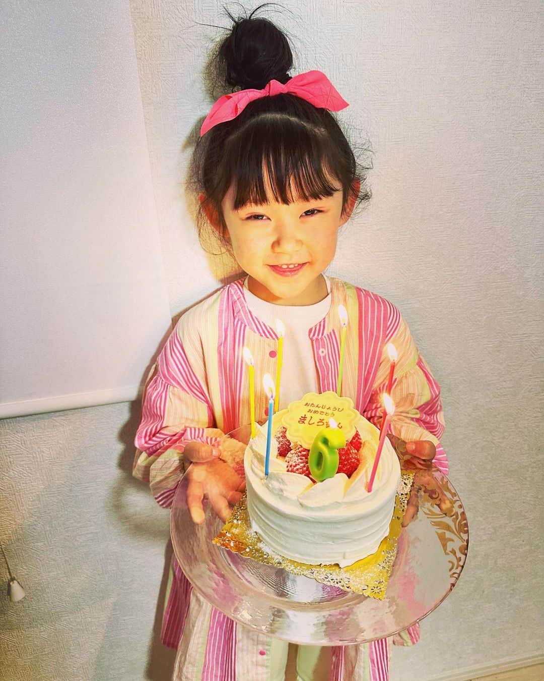 大菅小百合のインスタグラム：「6歳のお誕生日はサンリオピューロランド🎀✨‼️ 行ってみたかった場所だからテンション上がってカチューシャ付けてみた😍笑 子供の頃から好きだったキャラクターがいっぱいでママも楽しかったです‼️ ありがとう💓 笑顔で元気に過ごせますよーに✨ 6歳の目標は❔とパパに聞かれて『小学校頑張る』と答えていた娘🥹 よしっ、頑張ってこぅ🌸🎒 ・ ・ ・ #誕生日 #6歳 #サンリオピューロランド #女の子 #春休み #年甲斐もなく #カチューシャ #たまには姉妹で #写真」