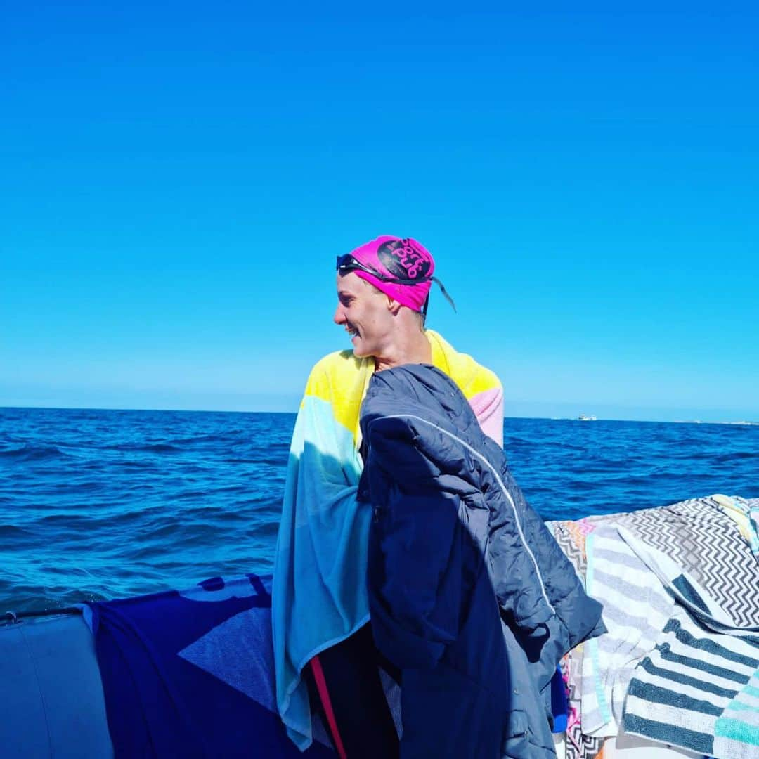 ブロンテ・キャンベルのインスタグラム：「What an experience, swimming 19.7km (maybe more bc we can’t swim straight) from Fremantle to Rottnest with 3 amazing women.   Our @porttopub team smashed the women’s team record by over an hour!   Thanks to @subisportsmassageandphysio  for making it happen; I’ve known Bernd for over 12 years as massage therapist on the team. One of the best. Thanks to our skipper and paddler for guiding us across.   What I expected to be hard: -The 4+ hours the swim takes -Sharks  -Thinking about sharks   What was actually hard:  -Keeping warm in between rotations  -School of stingers I got stuck in   Never knew four hours could go so fast, or that I would be able to see the bottom the whole way and not think about sharks once!  Challenges are always different from what we think they’ll be.」