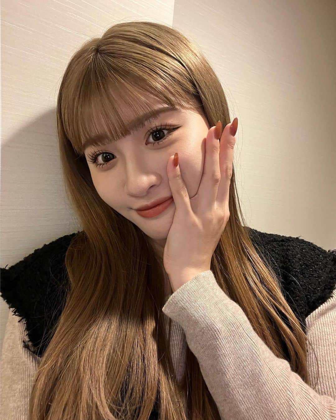 若林真帆のインスタグラム：「春服着たいけど 寒暖差あり過ぎてなかなか着れないなー コメントで、お話しましょう👸🏻 .  #ストレートヘア #アイメイク」
