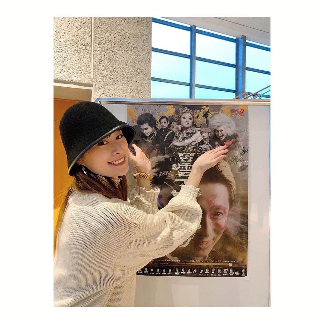 夢月せらのインスタグラム：「梅棒 16th showdown 曇天ガエシ  行ってきましたーーーーっ！  観る前から、今までの梅棒と違うよ！って色んな人に言われていたのですが、、、 いやーーーーーーーーーーー 新しい梅棒を見た気分。。。  出演者も多くて、個々の能力が凄まじすぎて何見たらいいのか😂 圧巻の舞台でした🥺👏  毎回恒例ポスター写真💖 文ステチームのとりちゃん、梅棒ひでや✨くりす女王はハート🫶 千葉涼平さん隠してしまったので全体写真も🫡  色んな事に感動しっぱなしの公演でした〜😭  客席で、同じく文ステチームのさっちゃん(永田紗茅ちゃん)にも会えてとっても嬉しかった😍😍   #梅棒  #曇天ガエシ」