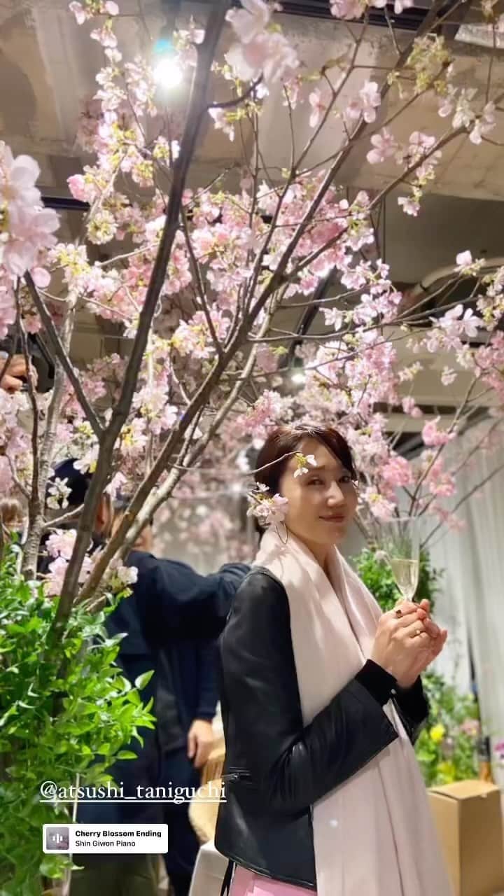 織香のインスタグラム：「今年は開花が早いね🌸🌸🌸  世界一好きなお花屋さん💐 アイロニー @jardinduillony で 3年ぶりのお花見🌸🌸🌸  parisと行ったり来たりの カリスマフローリスト@atsushi_taniguchi   手が届かない存在になった気がしてたけど、相変わらず気のいい谷子💖  人気ヘアメイクの@hairmake_muro369 さんに可愛くポニーテール&メイクしてもらって💄  皆でナイトダンサー踊ったり🕺  カメラマン@watanabeani さんに 素敵なモノクロームの写真を撮ってもらったり📷✨  🐙焼き💕や美味しい🍷 陽キャの友達に囲まれて楽しすぎる夜🌟  こんな風に集まれる事 当たり前じゃなくて幸せな事って知れたから余計に嬉しい😍  ありがとう😘💕💕💕  #🌸#桜#お花見 #アイロニー」