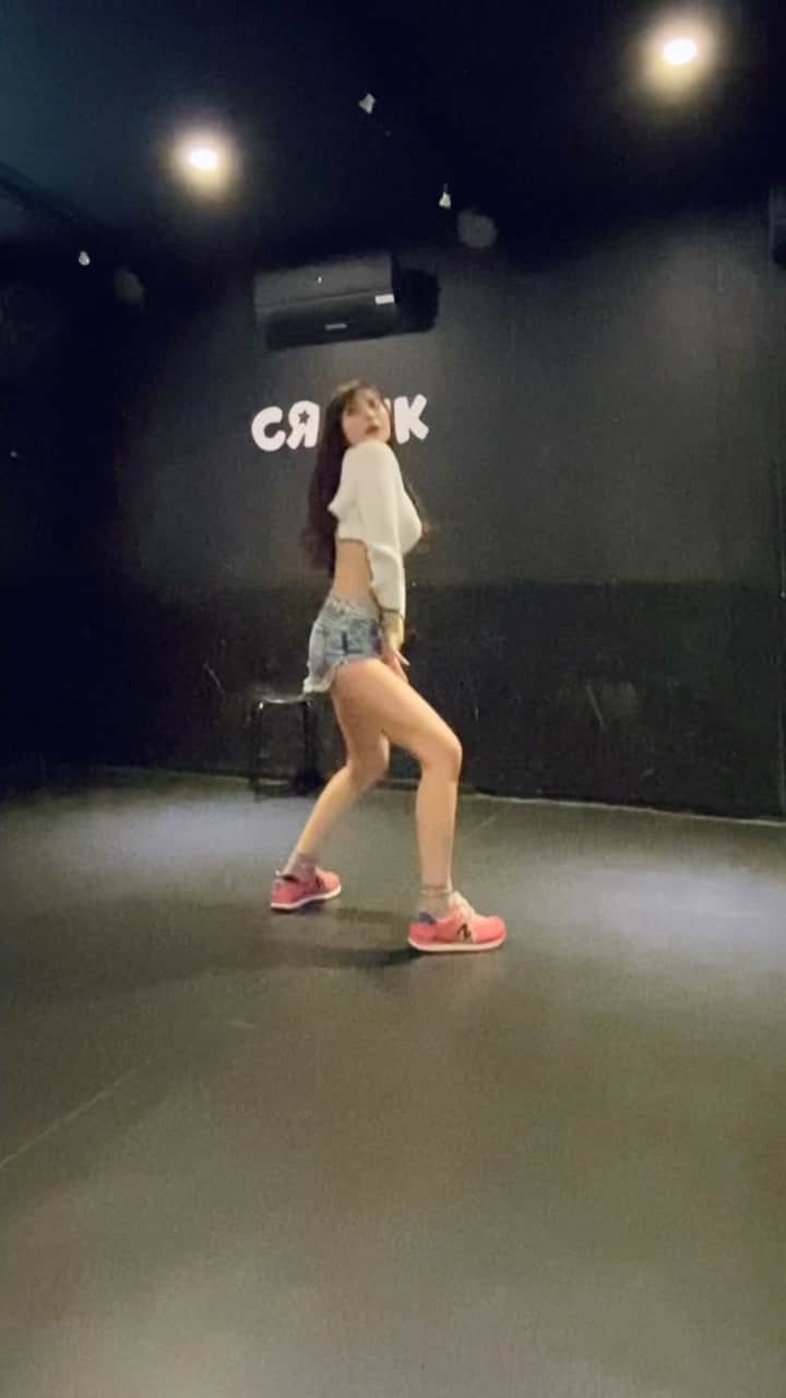 葵ローズのインスタグラム：「@shuheisukiniika さんと💃🏻 地元　@crunkdancestudio で💜 ありがとうございました🙏  #dance#ちゃんみな#ハレンチ#カバー#ダンス#kpop#korea#dancer#dancers」