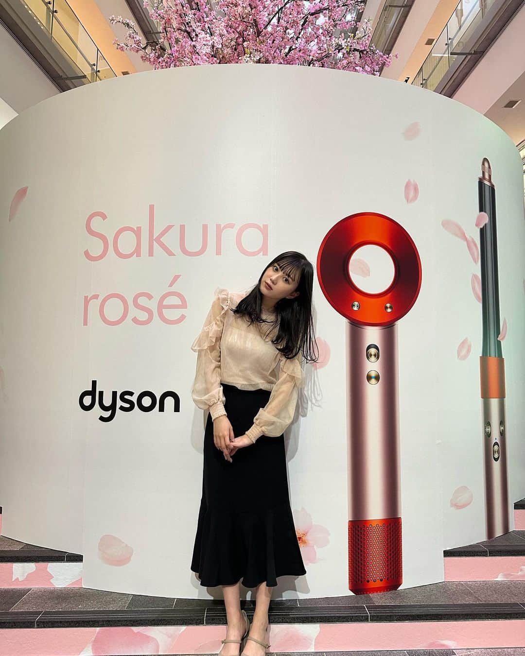 三原羽衣のインスタグラム：「Dysonのスーパーソニックとエアラップの日本限定カラー「さくらロゼ」の発売を記念したポップアップイベントにご招待いただきました。  「さくらロゼ」は日本の春をイメージした特別なカラーで、ポップアップ会場もいろんなところに桜がちりばめられた空間で可愛かったです🌸  実際にエアラップを使った体験をしたのですが、 自分の髪の長さや好きなファッションの系統を答えるヘアスタイル診断をして、診断で出た髪型にしていただきました🫶🏻  実際に会場で診断やスタイリング体験が出来るそうです！ 3/21(火)～4/2(日)の期間、表参道ヒルズでPop upイベント開催しているので、是非足を運んでみてください🤍  #ダイソンヘアさくらロゼ #ダイソンビューティー #PR  @dysonhair_jp」