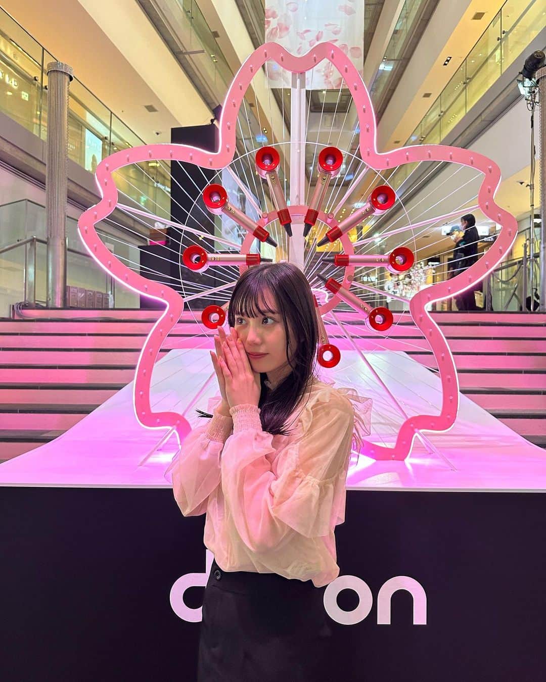 三原羽衣さんのインスタグラム写真 - (三原羽衣Instagram)「Dysonのスーパーソニックとエアラップの日本限定カラー「さくらロゼ」の発売を記念したポップアップイベントにご招待いただきました。  「さくらロゼ」は日本の春をイメージした特別なカラーで、ポップアップ会場もいろんなところに桜がちりばめられた空間で可愛かったです🌸  実際にエアラップを使った体験をしたのですが、 自分の髪の長さや好きなファッションの系統を答えるヘアスタイル診断をして、診断で出た髪型にしていただきました🫶🏻  実際に会場で診断やスタイリング体験が出来るそうです！ 3/21(火)～4/2(日)の期間、表参道ヒルズでPop upイベント開催しているので、是非足を運んでみてください🤍  #ダイソンヘアさくらロゼ #ダイソンビューティー #PR  @dysonhair_jp」3月21日 19時40分 - ui.mihara_official