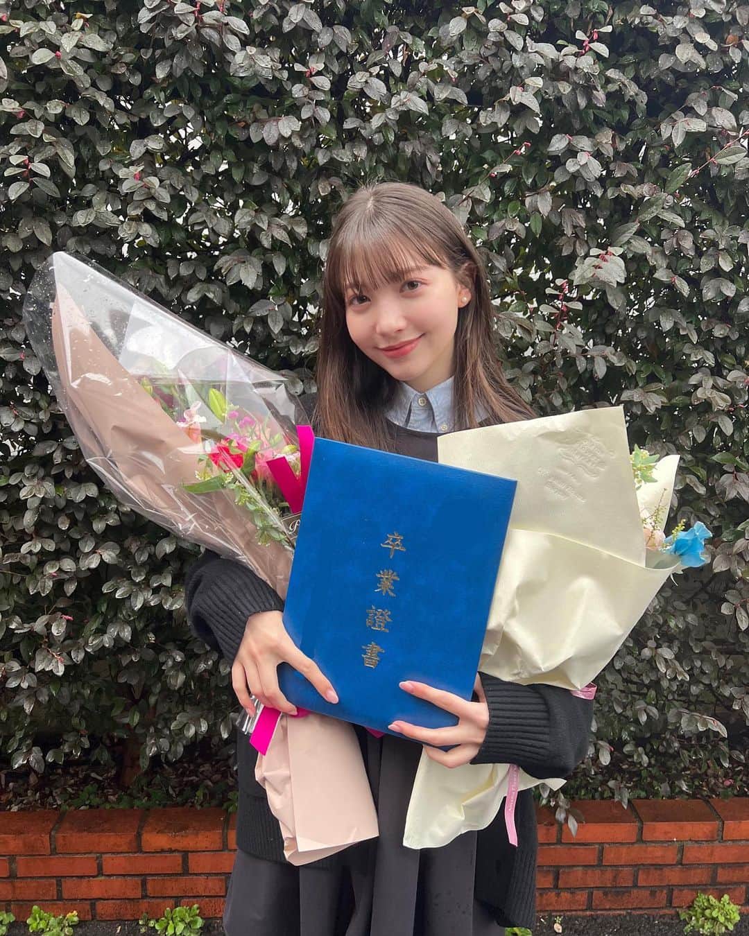 のインスタグラム：「先日、高校を卒業いたしました🌛 長かったようであっという間だった3年間、  有難いことにお仕事で忙しくさせていただき 途中で転校したこともあり 普通の学生生活を送れたとは 言えないかもしれませんが、 これから先の人生でも長く付き合っていきたい、と思う 大切な友達もでき、 友達のおかげで素敵な高校生活になりました。 もう学校の制服を着られなくなるのが 少し寂しいです…  今後もこれまで以上に精進して参りますので 見守っていて下さると嬉しいです🌸」