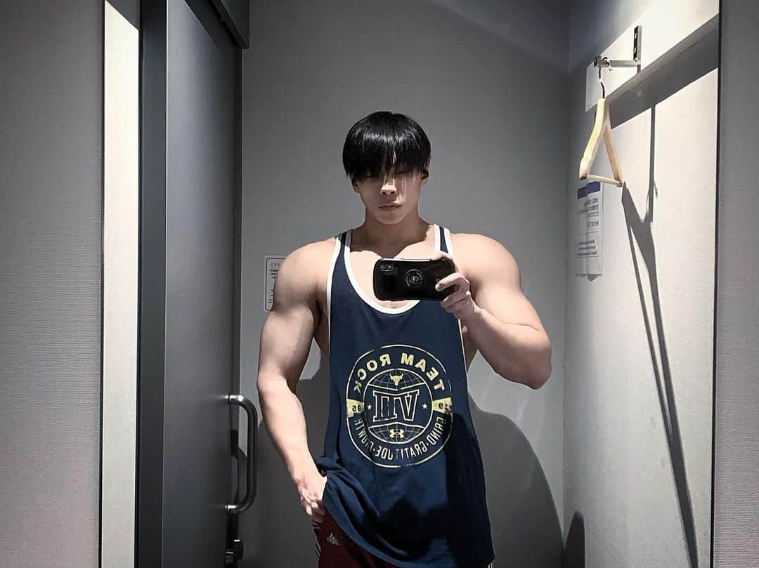 桜庭大翔のインスタグラム：「. 減量始めて間もないし前回のマックス絞った時よりまだ全然肉あるけど、この時点で既に血管が前より出てる気がする この何ヶ月かで肩も格段にデカくなったし. . こりゃ絞った時が楽しみだ. . . . #ジム#gym #減量#減量期」