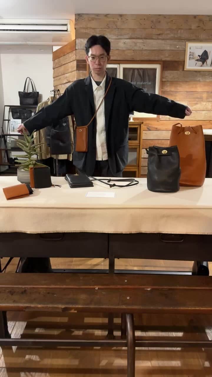 スロウのインスタグラム：「本日のインスタライブは  自由ヶ丘店 川上・板橋から  【23SS BONO新作bag】  をご紹介致します  @slow2008 @slow_jiyuugaoka  #slowandco #slow2008 #slowbag #military #jiyugaoka #kyotobag #osakabag #shinjukubag #militalybag #militalyfashion #leatherbag」