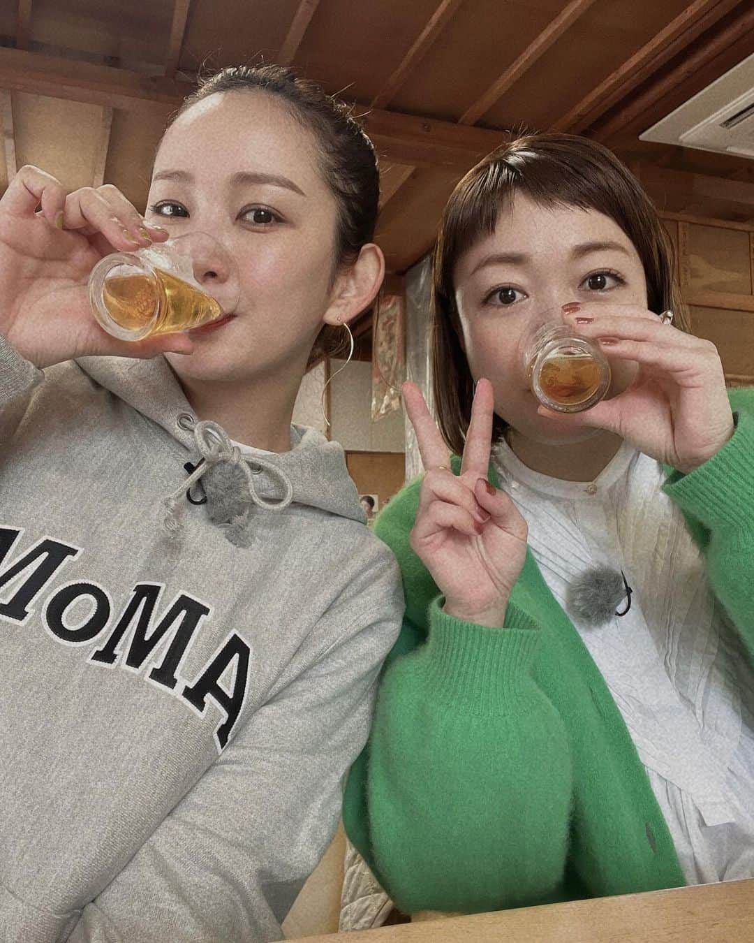 中上真亜子さんのインスタグラム写真 - (中上真亜子Instagram)「🍺 明日の朝9:55からは小雪と2人の特番が放送されるよ🫶 うれしい☺️！ナレーションはハルさん🥃  TikTokで見つけた佐賀の宝当神社や 金の茶室でお抹茶も頂いたよ☕️(その前に港の食堂で1本しかなかったビールも頂いてるねえ  ここだけの話 裏が裏なもんで🤫⚾️ 野球に興味がない方がいらっしゃることを願ってますw😂🫶」3月21日 19時51分 - maako_nakagami