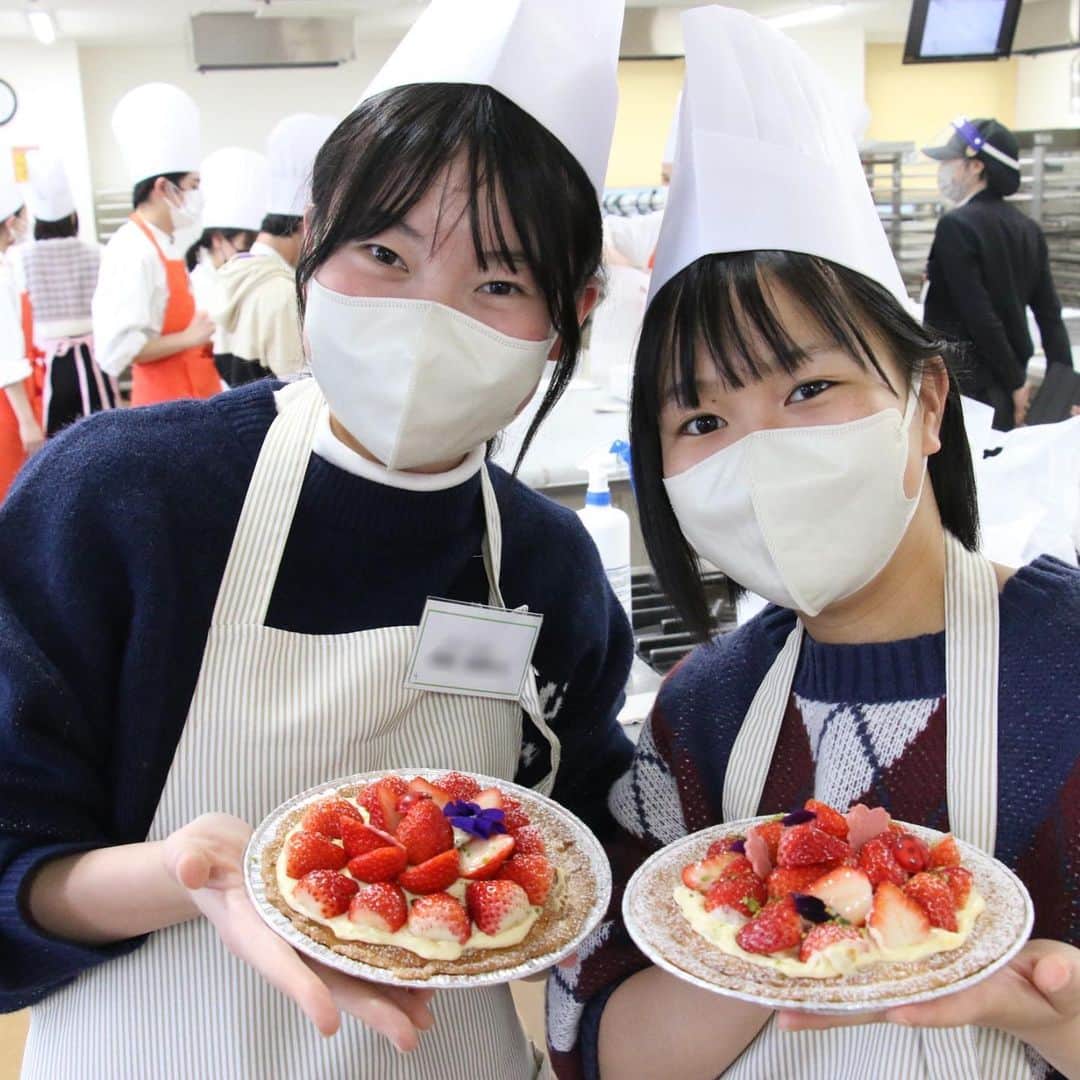 神戸製菓専門学校（公式）さんのインスタグラム写真 - (神戸製菓専門学校（公式）Instagram)「. 🌈4つの学科まるわかりDAYでした！🌈  今日のオープンキャンパスは、洋菓子もパンも🍓🍓🍓な日♪😍  実習では #いちごタルト #いちごデニッシュ に挑戦していただきました✌️  特にメインの盛り付け作業では、1人ひとりの個性が出てましたね🌸  みんな可愛い〜👏☺️  週末も春ならではの、とびきり🍓メニューでお待ちしてます💨  ◆3/25(土)13:00-16:30 「AO入試対策講座」 #いちごロール または #ベーコンエピ   ◆3/26(日)13:00-16:30 「卒業生スペシャル！」 #デコレーションケーキ  ご予約はLINEまたはプロフィールのURLからお待ちしてます💕  #神戸製菓 #神戸製菓専門学校 #オープンキャンパス #お菓子作り #パン作り #パティシエ #パン職人 #神戸製菓専門学校oc #お菓子作り好きな人と繋がりたい #パン屋さん #ケーキ #手作りケーキ #いちごタルト #デニッシュパン #神戸 #三ノ宮 #pattistagram2023」3月21日 19時52分 - kobeseika_info