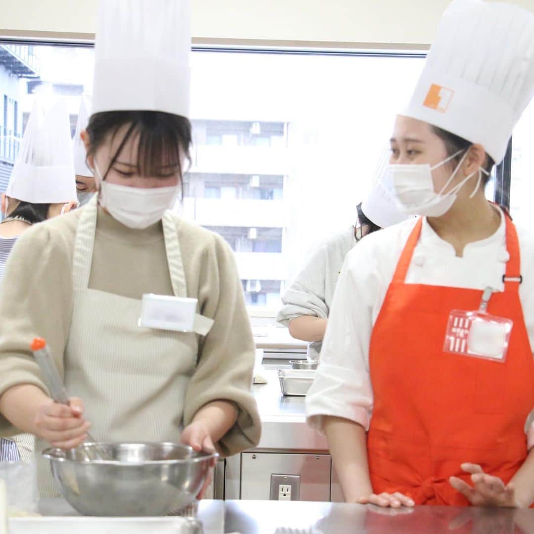 神戸製菓専門学校（公式）さんのインスタグラム写真 - (神戸製菓専門学校（公式）Instagram)「. 🌈4つの学科まるわかりDAYでした！🌈  今日のオープンキャンパスは、洋菓子もパンも🍓🍓🍓な日♪😍  実習では #いちごタルト #いちごデニッシュ に挑戦していただきました✌️  特にメインの盛り付け作業では、1人ひとりの個性が出てましたね🌸  みんな可愛い〜👏☺️  週末も春ならではの、とびきり🍓メニューでお待ちしてます💨  ◆3/25(土)13:00-16:30 「AO入試対策講座」 #いちごロール または #ベーコンエピ   ◆3/26(日)13:00-16:30 「卒業生スペシャル！」 #デコレーションケーキ  ご予約はLINEまたはプロフィールのURLからお待ちしてます💕  #神戸製菓 #神戸製菓専門学校 #オープンキャンパス #お菓子作り #パン作り #パティシエ #パン職人 #神戸製菓専門学校oc #お菓子作り好きな人と繋がりたい #パン屋さん #ケーキ #手作りケーキ #いちごタルト #デニッシュパン #神戸 #三ノ宮 #pattistagram2023」3月21日 19時52分 - kobeseika_info