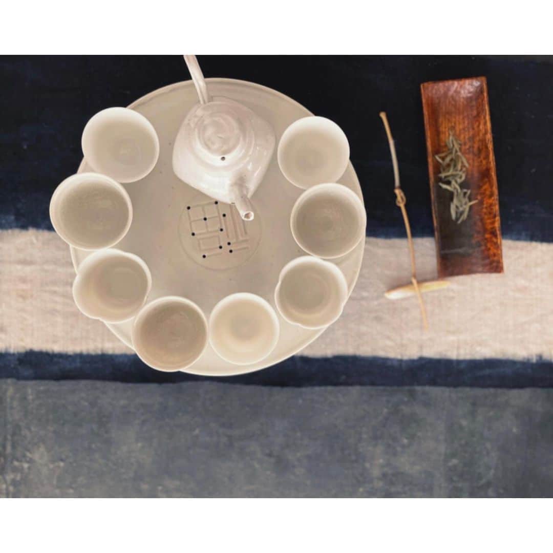 ハミルのインスタグラム：「. . 【　MOKSA満月茶会#1 春望茶会　】  4月6日　満月. 京都・八瀬にあるHOTEL MOKSAにて、 満月茶会ー春望茶会(宿泊付)、企画させていただきました。  予約、本日始まりました。 残り２枠となりました。  MOKSA のお茶のカウンター、 “帰去来”の監修していただいた 茶人・堀口一子さんをお招きして、 季節ごとの満月の夜、 MOKSAの庭や施設内の場所を使って、 様々な茶景色を宿泊者のみ体験していただくシリーズ.  その第一弾として、満月の桜を愛で、 春を望みながら、味わう茶会を開催.  支配人でもあり、フォーシーズン、リッツカールトンなどで腕を振るってきた総料理長の宍倉宏生氏と茶人・堀口一子さんで掛け合うように即興で作り上げていく茶ペアリングのディナーコースの後、満月の桜の景色を観ながら、庭で満月茶会”春望茶会”、朝はめざめを促すさわやかな朝茶もご体験いただきます。  お作法もなく、初心者の方でも、 楽しめる会となっております。  ●満月茶会#1 　“春望茶会” 宿泊(お部屋のクラス選べます) お茶ベースのドリンク付きディナーコース、 春望茶会ー桜の木の下での満月茶会(雨天の場合、室内の別空間をご用意) 朝食(養生朝食　or 和食　or 洋食) 朝茶会、 滞在中のドリンク付き  各回定員4名 1回目　18時ディナー19時半・春望茶会(残2) 2回目　19時半ディナー21時・春望茶会　(満席)  お部屋 スタンダード　45000円〜(満室) リラックススゥート　55000円〜 リバースゥートデラックス　60000円〜 スーペリアスウィート　65000円〜(残2) (宿泊、ディナー、茶会、朝食、ドリンク付き)  チェックイン　15時ー チェックアウト　10時  こちらは特別な宿泊プランとなっており、 通常滞在のお客様もいらっしゃいますこと、 ご了承くださいませ。  お問合せ　お申込みは、 HPーbookingー満月茶会#1春望茶会からお申込ください。 @moksa_rebirthhotel   満月茶会#2  中秋の名月9月29日も企画中. こちらも後日、詳細発表致します。  堀口一子　@ichikohoriguchi  宍倉宏生　@mjuka33   #hotelmoksa #moksa #満月茶会 #桜の満月茶会 #春望茶会 #京都八瀬 #京都 #中国茶 #kyoto #teaceremony  #sakura #fullmoon」