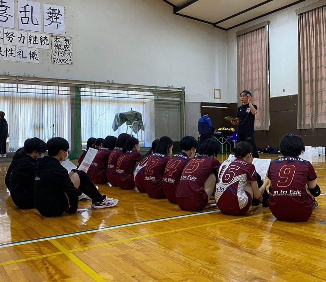 山本憲吾さんのインスタグラム写真 - (山本憲吾Instagram)「VC長野トライデンツU15女子チームの卒団式でした❗️ 1月から監督に就任して、 短い期間でしたが、 たくさんのアドバイスをすぐに吸収して実践してくれた姿は忘れません。 もっと一緒にバレーボールをしたかったですが、 高校へ行ってもバレーボールを楽しんで長野県のトップになってもらいたいです。  何か悩んだりしたり困ったりしたらいつでも遊びにきてね！待ってるよ😊  そのあとは、新チームの スタートミーティングを行いました。 「全国大会出場」を目標にした選手たちとどう戦っていくか、チームとして再確認しました。 難しい挑戦でもありますが、 1年間選手と一緒になって、楽しく戦っていきたいと思います。  ファンの皆様、ぜひ応援よろしくお願いします🙇  #山本憲吾  #vc長野トライデンツ  #vc長野トライデンツジュニア  #vc長野トライデンツjr  #vc長野女子u15  #卒団式  #新チーム始動  #バレーボール🏐  #長野県バレーボール  #長野県」3月21日 19時57分 - marukome.k