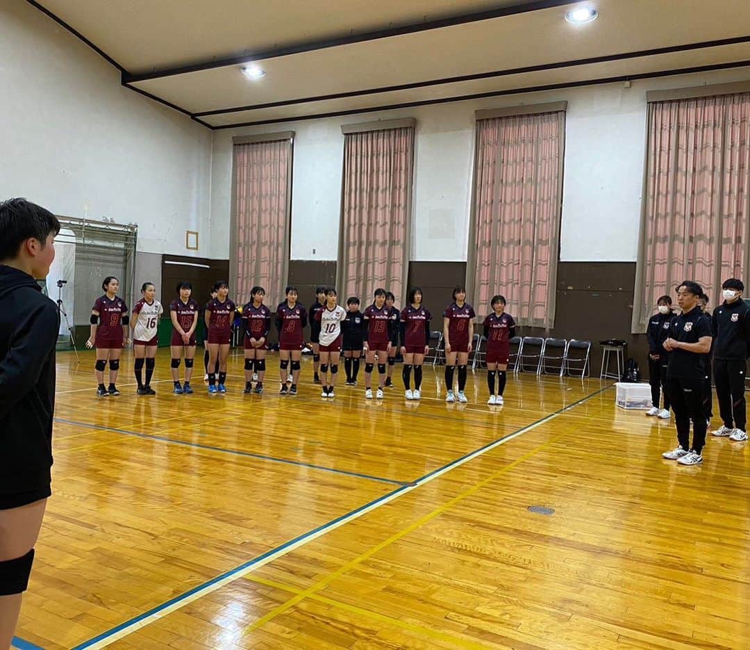山本憲吾さんのインスタグラム写真 - (山本憲吾Instagram)「VC長野トライデンツU15女子チームの卒団式でした❗️ 1月から監督に就任して、 短い期間でしたが、 たくさんのアドバイスをすぐに吸収して実践してくれた姿は忘れません。 もっと一緒にバレーボールをしたかったですが、 高校へ行ってもバレーボールを楽しんで長野県のトップになってもらいたいです。  何か悩んだりしたり困ったりしたらいつでも遊びにきてね！待ってるよ😊  そのあとは、新チームの スタートミーティングを行いました。 「全国大会出場」を目標にした選手たちとどう戦っていくか、チームとして再確認しました。 難しい挑戦でもありますが、 1年間選手と一緒になって、楽しく戦っていきたいと思います。  ファンの皆様、ぜひ応援よろしくお願いします🙇  #山本憲吾  #vc長野トライデンツ  #vc長野トライデンツジュニア  #vc長野トライデンツjr  #vc長野女子u15  #卒団式  #新チーム始動  #バレーボール🏐  #長野県バレーボール  #長野県」3月21日 19時57分 - marukome.k
