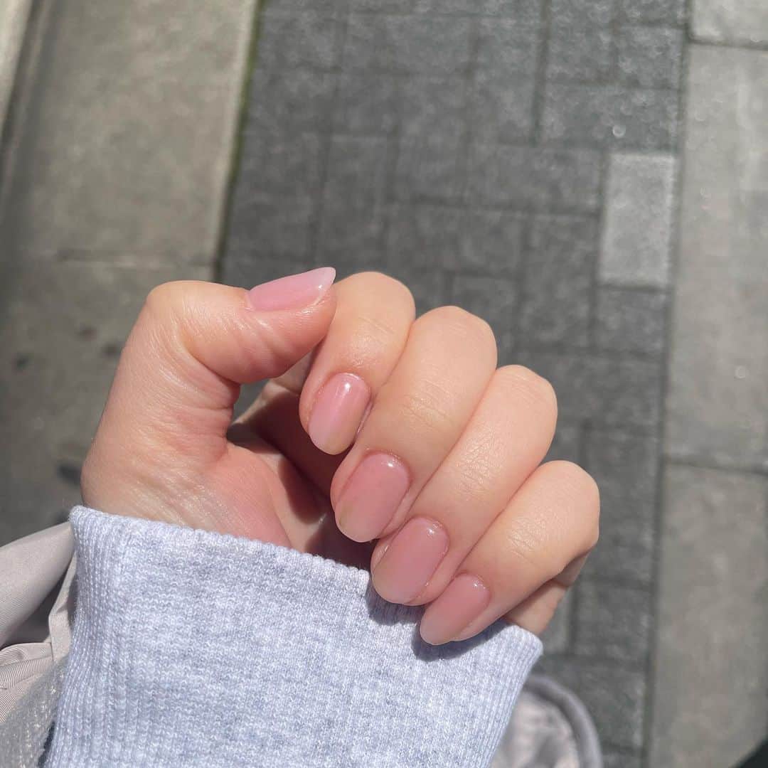 佐藤優萌のインスタグラム：「ピンクだけじゃなくて青と緑が混ざってるのがお気に入り . . . . . . . #nail #ピンクネイル #ネイル #ジェルネイル」