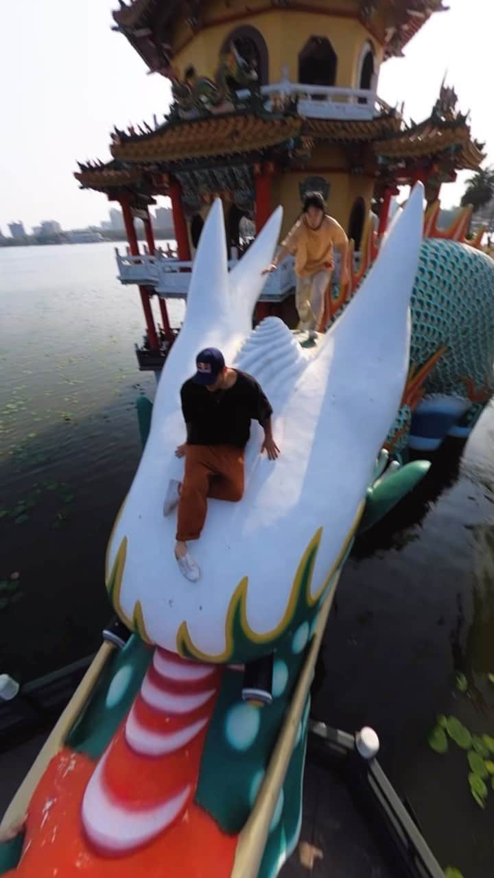 ジェイソン・ポールのインスタグラム：「How to tame a dragon with @zen_pk_official and @jitsslo on the @gopro 😁 locals and tourists were actually very hyped afterwards. Dragon Parkour is appreciated in Taiwan 🙏🏼🤍」