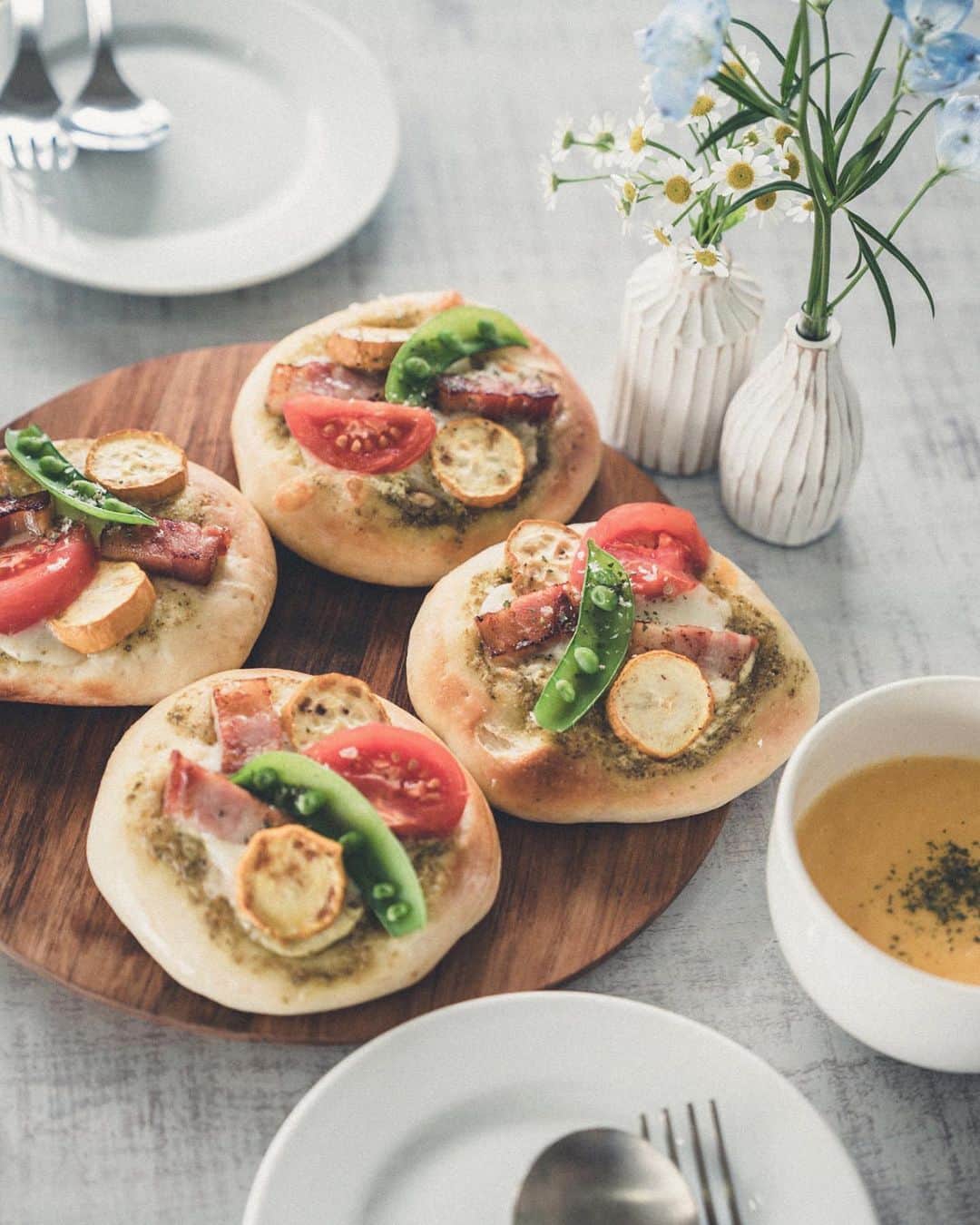 のインスタグラム：「・ お家パン👩🏻‍🍳 久々にパン作り！ 久々すぎて作り方を全然覚えない自分にびっくり🫢笑  今回は旬のスナップエンドウを乗せてみました♡ スープは最近ハマっているニンジン×玉ねぎです🥕 べーグルはクルミとお芋🤭🍠  食欲の春です🙉🌸  #お家ぱん#春野菜パン#パン作り#てごねパン #野菜#美味しい#ぱん#焼きたてパン　 #あんめるさん#みっこのぱんきろく」