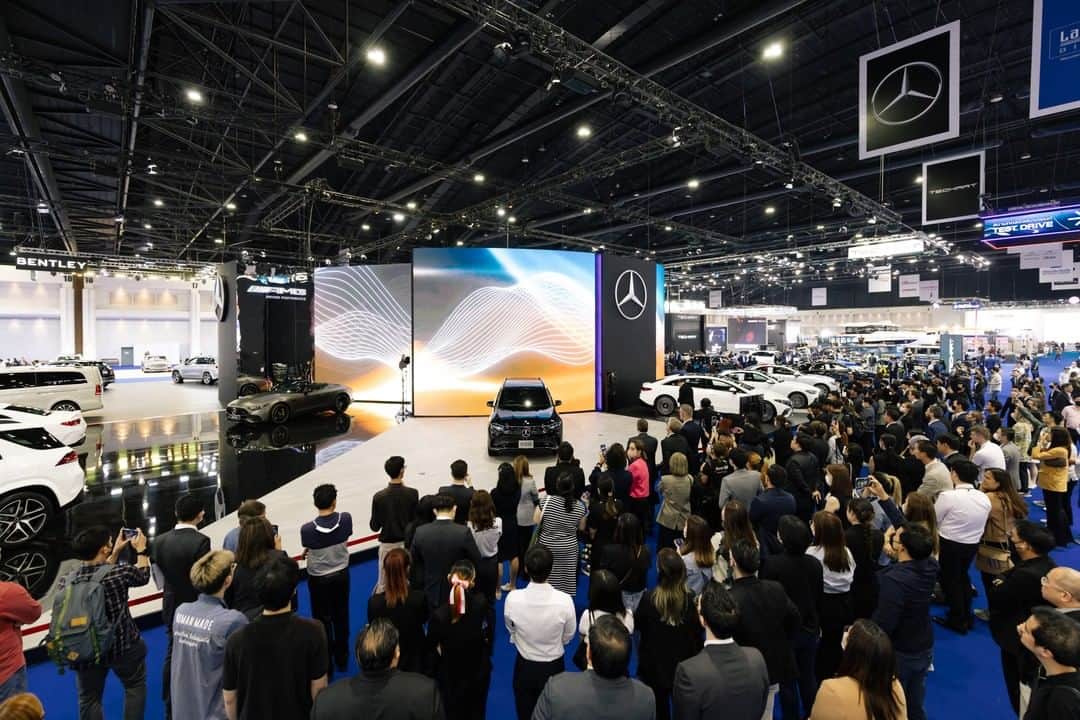 Mercedes-Benz Thailandさんのインスタグラム写真 - (Mercedes-Benz ThailandInstagram)「สัมผัสยนตรกรรมจาก Mercedes-Benz และเทคโนโลยีสุดล้ำนำสมัย ครั้งแรกของ The new EQB 250 AMG Line รถยนต์อเนกประสงค์ compact SUV ที่ขับเคลื่อนด้วยพลังงานไฟฟ้า 100% และ Mercedes-AMG G 63 Icon of Unique ที่พร้อมสะกดทุกสายตาตั้งแต่แรกเห็นด้วยสีสุดพิเศษ Green hell magno และการออกแบบรอบคันแบบ  AMG bodystyling พร้อมรถยนต์ Mercedes-Benz อีกมากมายหลายรุ่นในงาน Bangkok International Motor Show 2023 บูธ #A19 ณ อิมแพ็ค ชาเลนเจอร์ฮอลล์ 1 เมืองทองธานี วันที่ 22 มีนาคม - 2 เมษายน 2566  *อุปกรณ์บางส่วนในภาพอาจแตกต่างจากที่จำหน่ายจริง โปรดตรวจสอบรายการอุปกรณ์ของรถยนต์แต่ละรุ่นที่ผู้จำหน่ายฯ อย่างเป็นทางการทั่วประเทศ   #AmbitionToLead #Motorshow2023 #MercedesBenz #MercedesBenzThailand」3月21日 20時01分 - mercedesbenzthailand