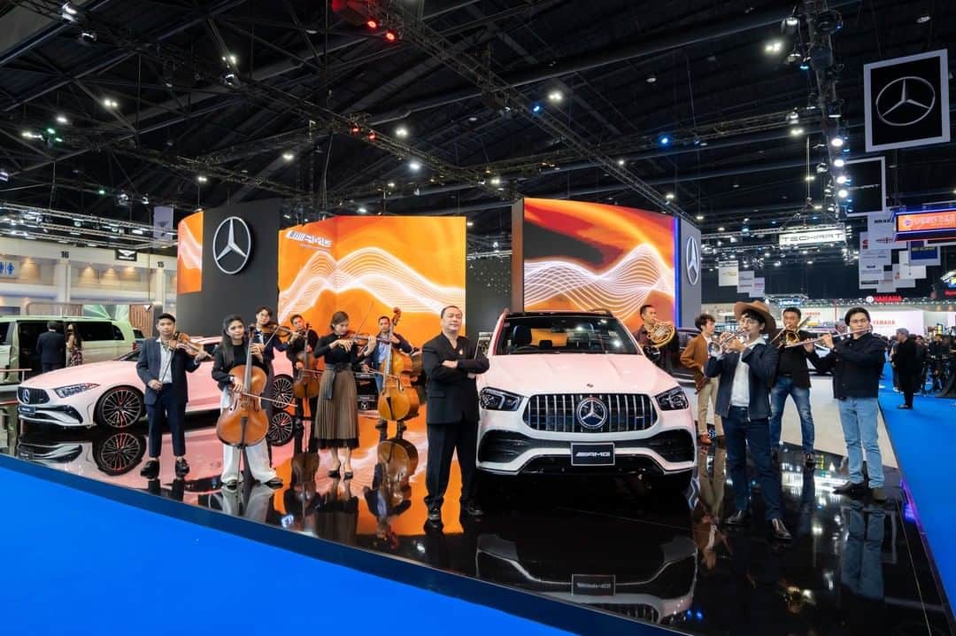 Mercedes-Benz Thailandさんのインスタグラム写真 - (Mercedes-Benz ThailandInstagram)「สัมผัสยนตรกรรมจาก Mercedes-Benz และเทคโนโลยีสุดล้ำนำสมัย ครั้งแรกของ The new EQB 250 AMG Line รถยนต์อเนกประสงค์ compact SUV ที่ขับเคลื่อนด้วยพลังงานไฟฟ้า 100% และ Mercedes-AMG G 63 Icon of Unique ที่พร้อมสะกดทุกสายตาตั้งแต่แรกเห็นด้วยสีสุดพิเศษ Green hell magno และการออกแบบรอบคันแบบ  AMG bodystyling พร้อมรถยนต์ Mercedes-Benz อีกมากมายหลายรุ่นในงาน Bangkok International Motor Show 2023 บูธ #A19 ณ อิมแพ็ค ชาเลนเจอร์ฮอลล์ 1 เมืองทองธานี วันที่ 22 มีนาคม - 2 เมษายน 2566  *อุปกรณ์บางส่วนในภาพอาจแตกต่างจากที่จำหน่ายจริง โปรดตรวจสอบรายการอุปกรณ์ของรถยนต์แต่ละรุ่นที่ผู้จำหน่ายฯ อย่างเป็นทางการทั่วประเทศ   #AmbitionToLead #Motorshow2023 #MercedesBenz #MercedesBenzThailand」3月21日 20時01分 - mercedesbenzthailand