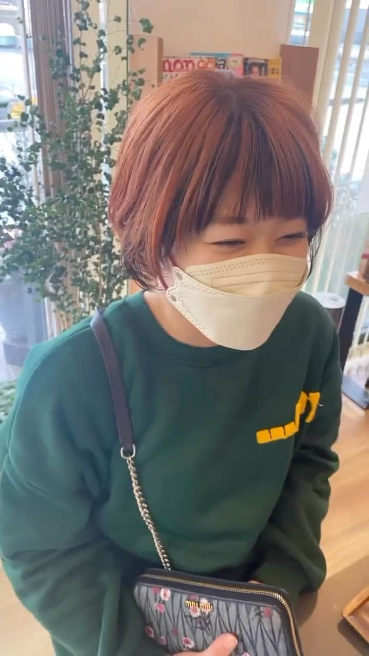 豊田市美容院のインスタグラム：「こんばんは☺️❣️若林店の坂口です✨  大変身したKちゃん💕  迷ってたけどバッサリ💇‍♀️カラーも春らしく✨  春になるといろいろチャレンジしてみたくなりますね🌸🌱🌷  変身して新生活テンション上げてがんばりましょう〜🫶🏻💕  #豊田市#豊田美容室#若林#八橋#中根#サロンドかづみ#若林美容室#若林駅#kazumi#ヘアー#ヘアセット#hair#ヘアアレンジ#ヘアメイク#ヘアスタイル#ヘアカラー#イルミナカラー#ファッション#着付け#サロンスタッフ募集#変身動画#変身#ビフォーアフター#インナーカラー#ショートボブ#オレンジカラー#新生活」