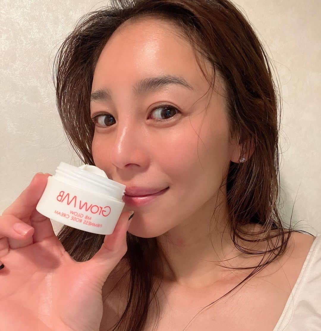 大桑マイミのインスタグラム：「お風呂あがりのお肌にon 5分以内が鉄則。 とーってもいい香り🤲  お気に入りの　美肌菌に着目したスキンケア  Grow MB シリーズ⚡️ まずはミストをたっぷり浴びで クリームで蓋。 この時期、花粉などで肌が不安定。 そんなお肌を守りながら底上げしてくれる！ 頼りにしてます。  しっとりうるうる肌を実感中💓 ミストは持ち歩いて乾燥を感じたらふきかけてます。　潤いと香りに癒されてる。  身体へは、ビタミンE(トコフェロール）配合のボディークリーム がしっとりやわらか肌に導いてくれるから一日の最後に全身へ。 みたされたーーー。 リセット👌明日も良い一日に。 @growmb_official」
