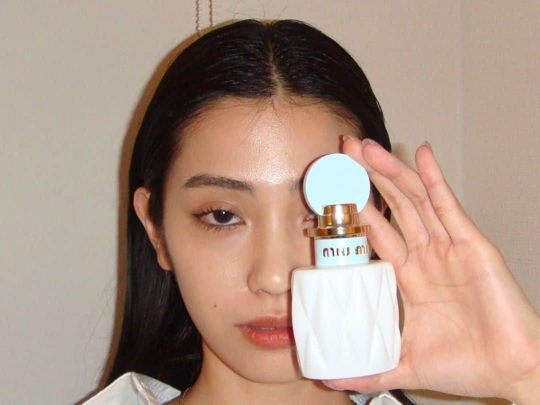 北澤舞悠（まゆちる）のインスタグラム：「ミュウミュウ フルール ドゥ レ オードパルファム🥭 フルーティーに甘さのある香りがとてもお気に入り🤍 デザインも可愛らしくて家を出る前に付けると気分があがっちゃう✨ @latelierdesparfums_jp #ミュウミュウフルールドゥレ  #ラトリエデパルファム　#MyComfortingMoments」