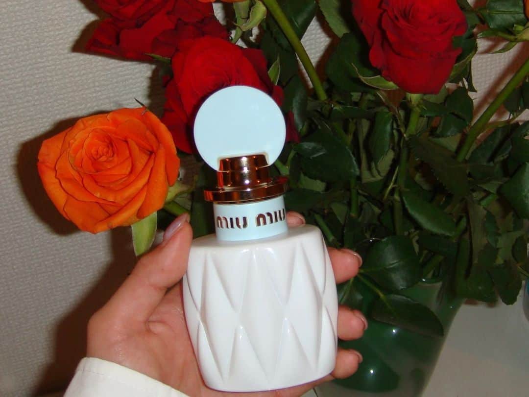 北澤舞悠（まゆちる）さんのインスタグラム写真 - (北澤舞悠（まゆちる）Instagram)「ミュウミュウ フルール ドゥ レ オードパルファム🥭 フルーティーに甘さのある香りがとてもお気に入り🤍 デザインも可愛らしくて家を出る前に付けると気分があがっちゃう✨ @latelierdesparfums_jp #ミュウミュウフルールドゥレ  #ラトリエデパルファム　#MyComfortingMoments」3月21日 20時11分 - mayu_kitazawa