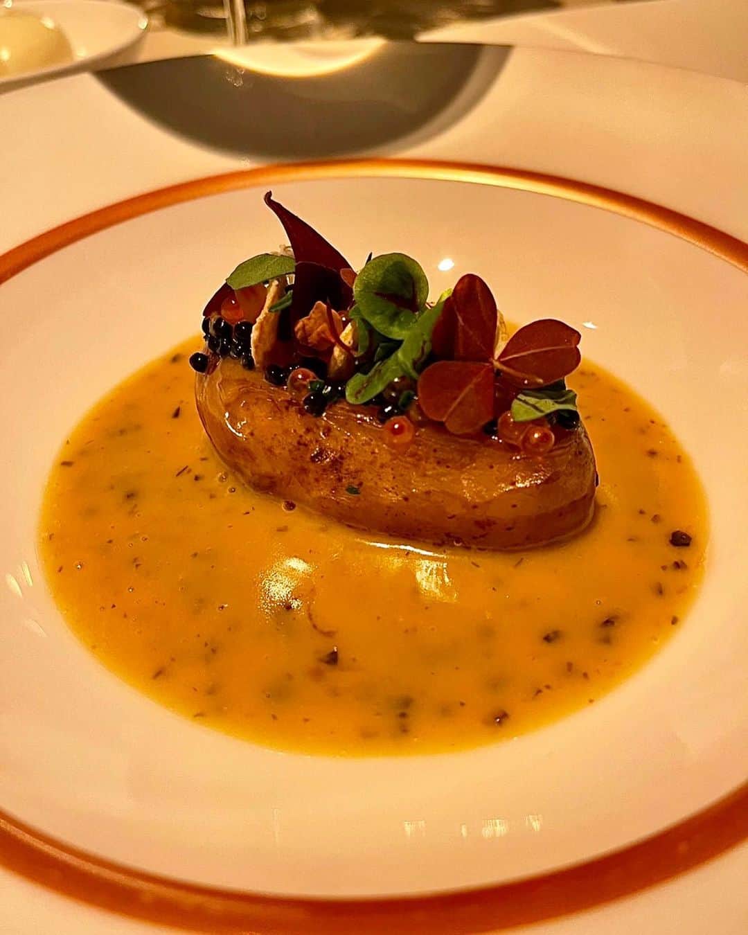 松原汐織さんのインスタグラム写真 - (松原汐織Instagram)「My husband and I had an amazing dinner with a lovely couple at CORE @corebyclaresmyth  It is Michelin three-starred restaurant in Notting hills🌟 Everything was delicious and looked beautiful👏🏻  My beautiful friend @rebeccayoon0808 is the first person to meet my daughter except for my family💕 She gave us a lovely blanket and delicious traditional Korean soup. She is always so sweet. We appreciate her and are happy to have a friendship❤️❤️❤️ ・ ・ 夫が妊娠中から企画してくれていた、出産お疲れ様ディナーでCOREへ🥂  ２人より４人が予約取り易いということで、仲良しカップルも一緒に😘娘は母が見ていてくれていました♡ 五感を刺激するお料理の数々とフレンドリーな接客で、とても居心地が良い素晴らしいお店でした🌟🌟🌟 次回は授乳終了後のお酒が飲める時に行きたいです🤣  ー #newborn #baby #babygirl #lovemyfam  #london #thisislondon #londonlife #mum #mumofagirl  #core #corebyclaresmyth #claresmith #michelinstar #nottinghill #londonfoodie #londonfood  #出産 #海外出産 #女の子 #海外子育て #イギリス子育て  #ロンドングルメ #ミシュラン三ツ星  #ロンドン #ロンドン生活 #ロンドン在住  #shioriinlondon2023 ー」3月21日 20時03分 - shiori_ma_
