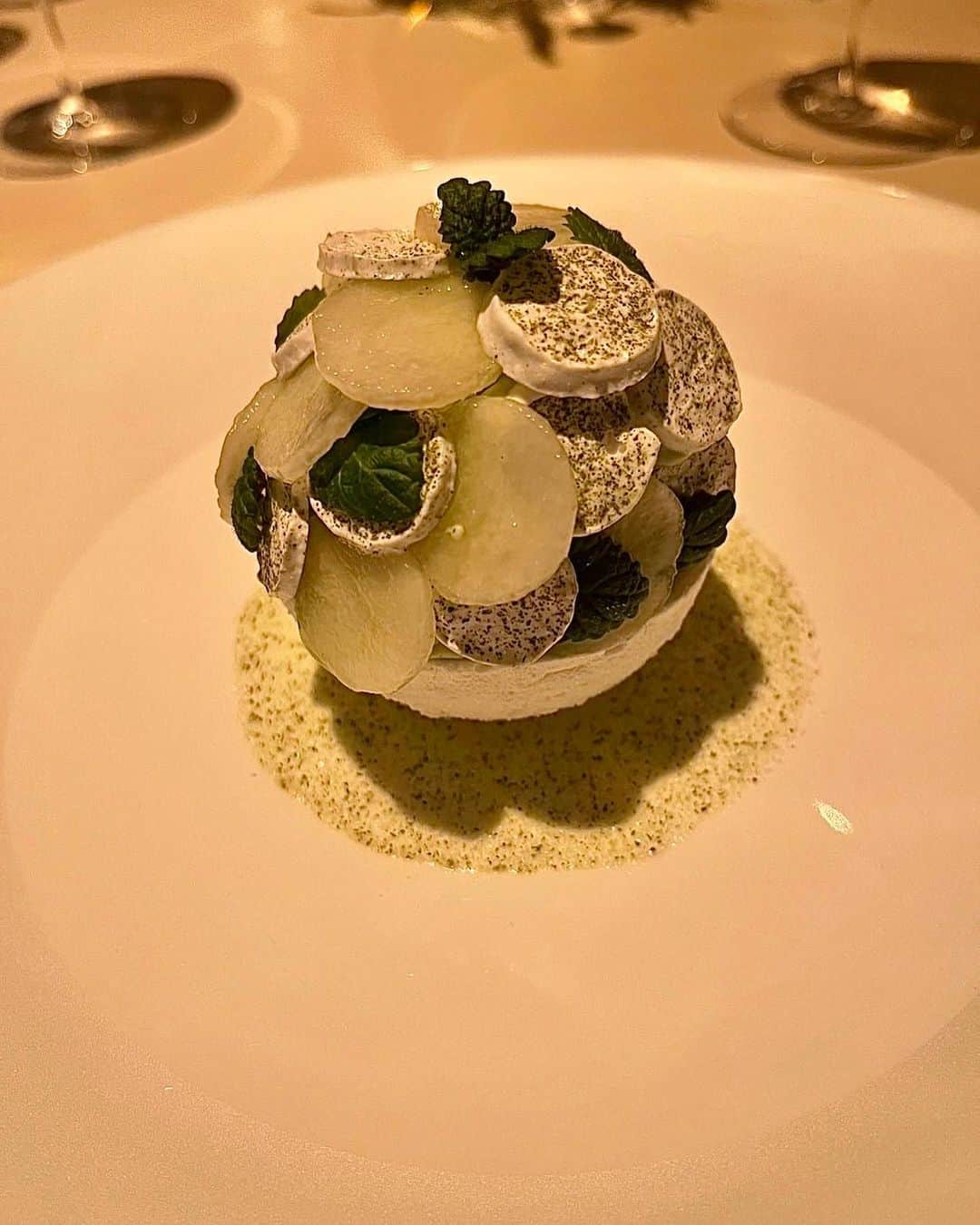 松原汐織さんのインスタグラム写真 - (松原汐織Instagram)「My husband and I had an amazing dinner with a lovely couple at CORE @corebyclaresmyth  It is Michelin three-starred restaurant in Notting hills🌟 Everything was delicious and looked beautiful👏🏻  My beautiful friend @rebeccayoon0808 is the first person to meet my daughter except for my family💕 She gave us a lovely blanket and delicious traditional Korean soup. She is always so sweet. We appreciate her and are happy to have a friendship❤️❤️❤️ ・ ・ 夫が妊娠中から企画してくれていた、出産お疲れ様ディナーでCOREへ🥂  ２人より４人が予約取り易いということで、仲良しカップルも一緒に😘娘は母が見ていてくれていました♡ 五感を刺激するお料理の数々とフレンドリーな接客で、とても居心地が良い素晴らしいお店でした🌟🌟🌟 次回は授乳終了後のお酒が飲める時に行きたいです🤣  ー #newborn #baby #babygirl #lovemyfam  #london #thisislondon #londonlife #mum #mumofagirl  #core #corebyclaresmyth #claresmith #michelinstar #nottinghill #londonfoodie #londonfood  #出産 #海外出産 #女の子 #海外子育て #イギリス子育て  #ロンドングルメ #ミシュラン三ツ星  #ロンドン #ロンドン生活 #ロンドン在住  #shioriinlondon2023 ー」3月21日 20時03分 - shiori_ma_