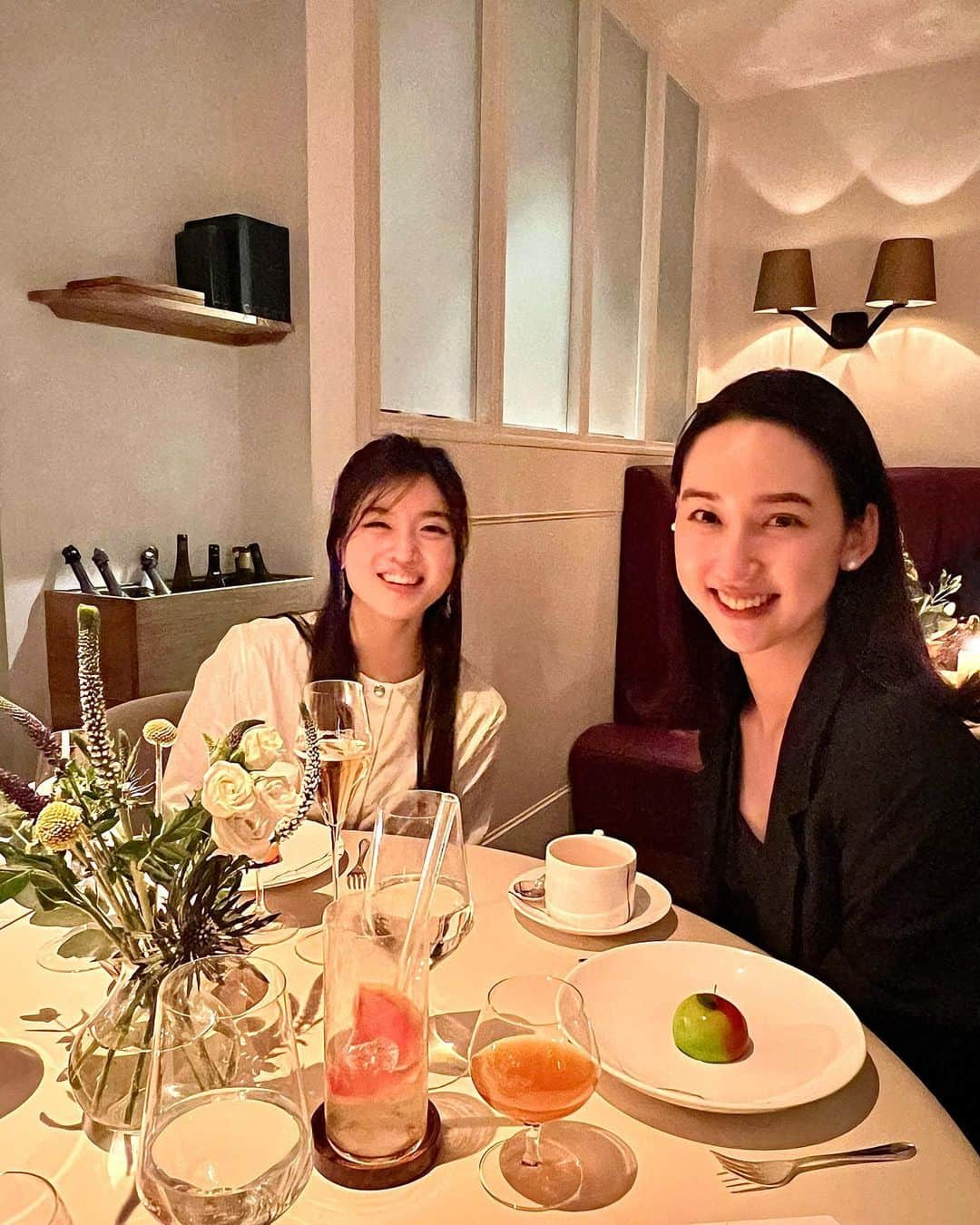 松原汐織さんのインスタグラム写真 - (松原汐織Instagram)「My husband and I had an amazing dinner with a lovely couple at CORE @corebyclaresmyth  It is Michelin three-starred restaurant in Notting hills🌟 Everything was delicious and looked beautiful👏🏻  My beautiful friend @rebeccayoon0808 is the first person to meet my daughter except for my family💕 She gave us a lovely blanket and delicious traditional Korean soup. She is always so sweet. We appreciate her and are happy to have a friendship❤️❤️❤️ ・ ・ 夫が妊娠中から企画してくれていた、出産お疲れ様ディナーでCOREへ🥂  ２人より４人が予約取り易いということで、仲良しカップルも一緒に😘娘は母が見ていてくれていました♡ 五感を刺激するお料理の数々とフレンドリーな接客で、とても居心地が良い素晴らしいお店でした🌟🌟🌟 次回は授乳終了後のお酒が飲める時に行きたいです🤣  ー #newborn #baby #babygirl #lovemyfam  #london #thisislondon #londonlife #mum #mumofagirl  #core #corebyclaresmyth #claresmith #michelinstar #nottinghill #londonfoodie #londonfood  #出産 #海外出産 #女の子 #海外子育て #イギリス子育て  #ロンドングルメ #ミシュラン三ツ星  #ロンドン #ロンドン生活 #ロンドン在住  #shioriinlondon2023 ー」3月21日 20時03分 - shiori_ma_