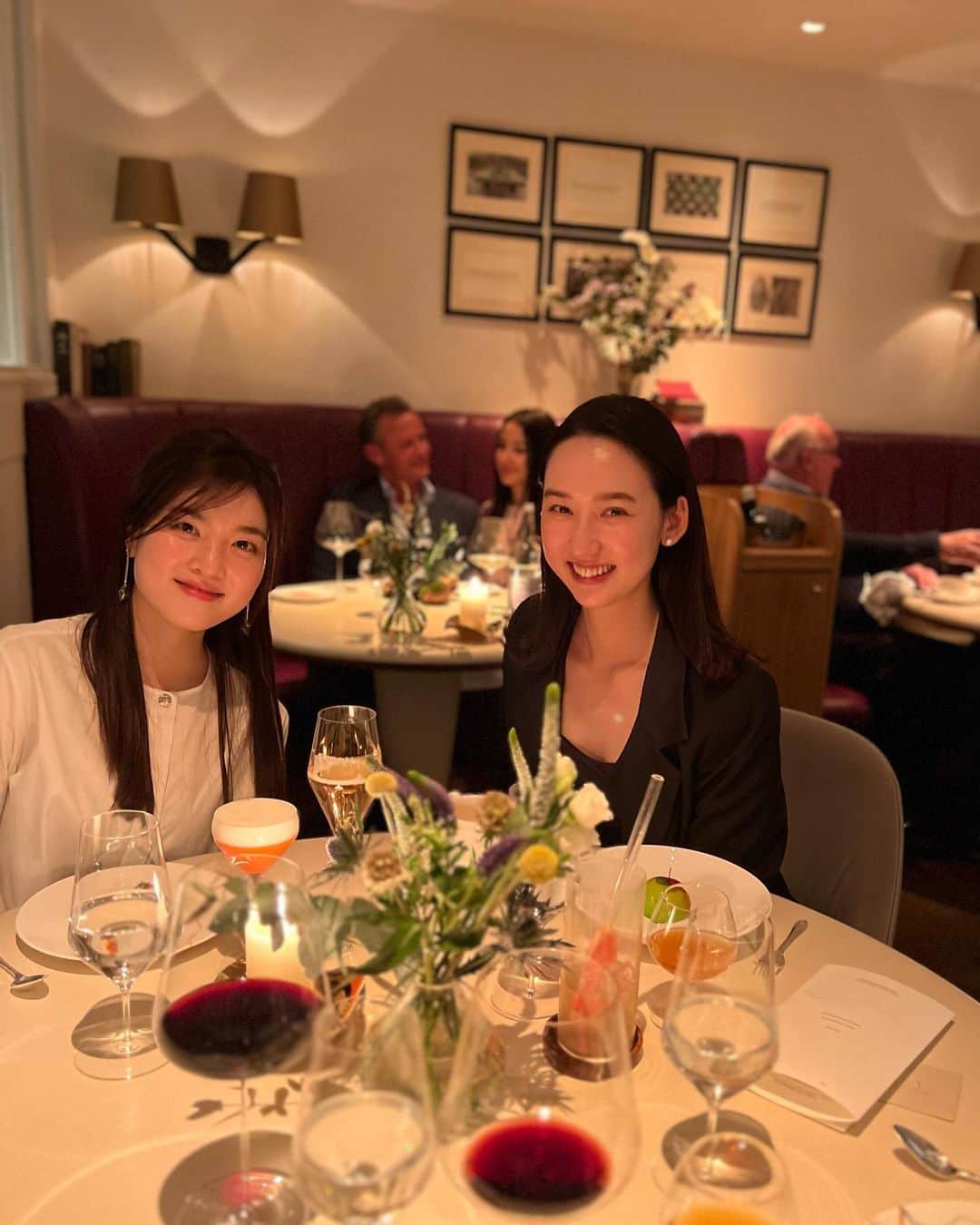 松原汐織さんのインスタグラム写真 - (松原汐織Instagram)「My husband and I had an amazing dinner with a lovely couple at CORE @corebyclaresmyth  It is Michelin three-starred restaurant in Notting hills🌟 Everything was delicious and looked beautiful👏🏻  My beautiful friend @rebeccayoon0808 is the first person to meet my daughter except for my family💕 She gave us a lovely blanket and delicious traditional Korean soup. She is always so sweet. We appreciate her and are happy to have a friendship❤️❤️❤️ ・ ・ 夫が妊娠中から企画してくれていた、出産お疲れ様ディナーでCOREへ🥂  ２人より４人が予約取り易いということで、仲良しカップルも一緒に😘娘は母が見ていてくれていました♡ 五感を刺激するお料理の数々とフレンドリーな接客で、とても居心地が良い素晴らしいお店でした🌟🌟🌟 次回は授乳終了後のお酒が飲める時に行きたいです🤣  ー #newborn #baby #babygirl #lovemyfam  #london #thisislondon #londonlife #mum #mumofagirl  #core #corebyclaresmyth #claresmith #michelinstar #nottinghill #londonfoodie #londonfood  #出産 #海外出産 #女の子 #海外子育て #イギリス子育て  #ロンドングルメ #ミシュラン三ツ星  #ロンドン #ロンドン生活 #ロンドン在住  #shioriinlondon2023 ー」3月21日 20時03分 - shiori_ma_