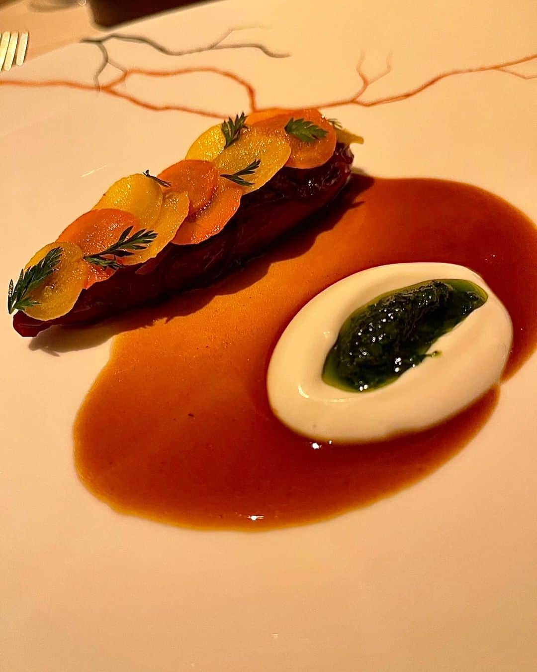 松原汐織さんのインスタグラム写真 - (松原汐織Instagram)「My husband and I had an amazing dinner with a lovely couple at CORE @corebyclaresmyth  It is Michelin three-starred restaurant in Notting hills🌟 Everything was delicious and looked beautiful👏🏻  My beautiful friend @rebeccayoon0808 is the first person to meet my daughter except for my family💕 She gave us a lovely blanket and delicious traditional Korean soup. She is always so sweet. We appreciate her and are happy to have a friendship❤️❤️❤️ ・ ・ 夫が妊娠中から企画してくれていた、出産お疲れ様ディナーでCOREへ🥂  ２人より４人が予約取り易いということで、仲良しカップルも一緒に😘娘は母が見ていてくれていました♡ 五感を刺激するお料理の数々とフレンドリーな接客で、とても居心地が良い素晴らしいお店でした🌟🌟🌟 次回は授乳終了後のお酒が飲める時に行きたいです🤣  ー #newborn #baby #babygirl #lovemyfam  #london #thisislondon #londonlife #mum #mumofagirl  #core #corebyclaresmyth #claresmith #michelinstar #nottinghill #londonfoodie #londonfood  #出産 #海外出産 #女の子 #海外子育て #イギリス子育て  #ロンドングルメ #ミシュラン三ツ星  #ロンドン #ロンドン生活 #ロンドン在住  #shioriinlondon2023 ー」3月21日 20時03分 - shiori_ma_