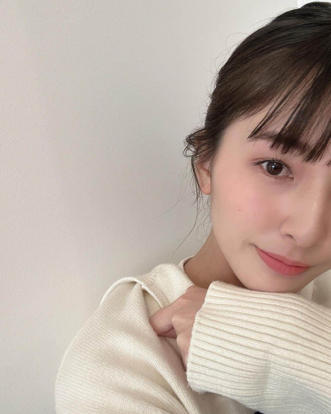 藤阪れいなのインスタグラム：「.  海外に引っ越してからお出かけし無さすぎて 1週間に1回とかしかメイクしなくなった😂 この日は久々にメイクしたから記念写真🤳  長らくメイク道具も新調してなくて😭 今何が流行ってるんだろ🤔久々に 新しいもの欲しいなぁ🤤🫶🌸」