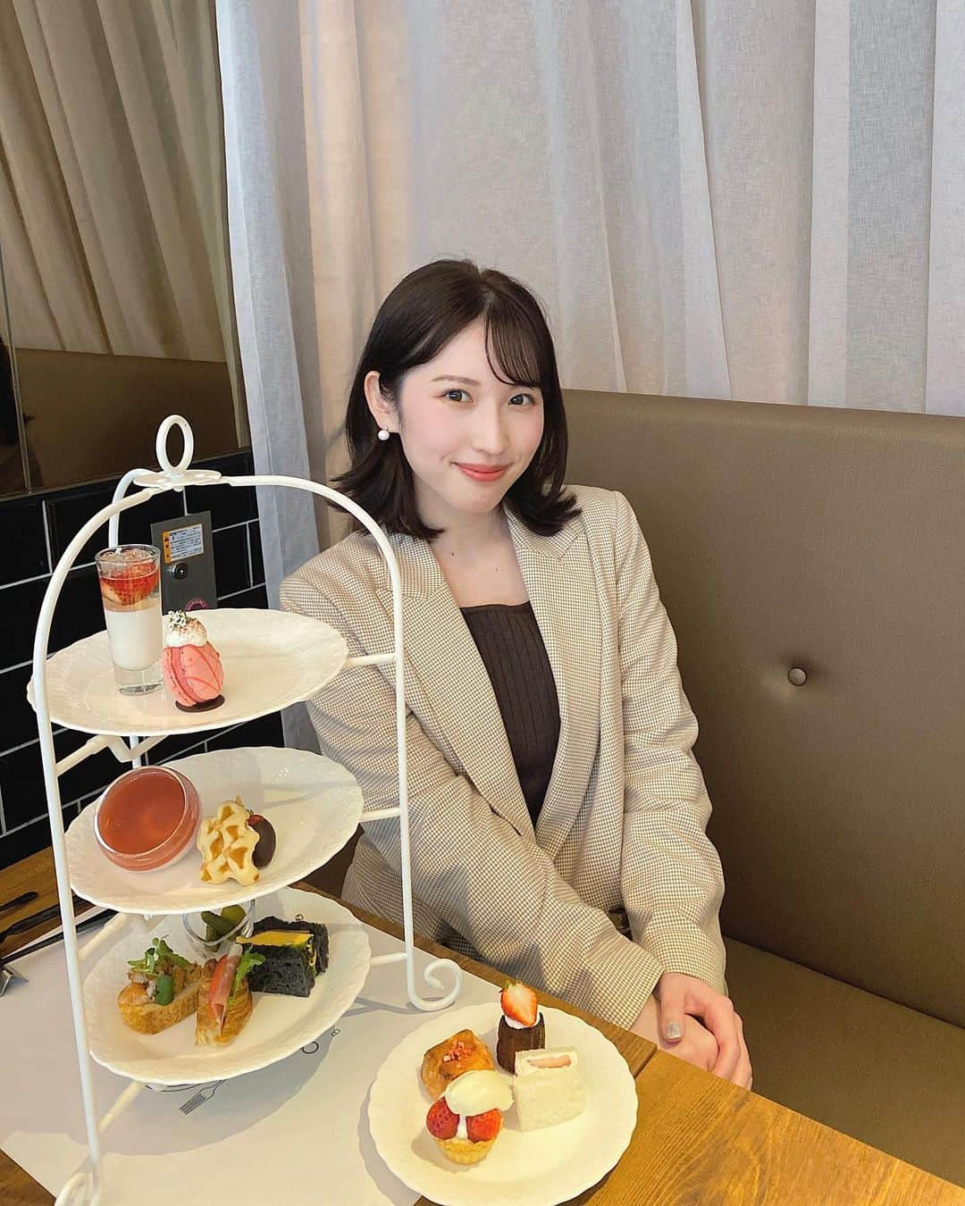 吉田沙弥香のインスタグラム：「. aisance brasserie&cafeの ( @aisance_official ) 苺のアフタヌーンティー🍓🫖  苺が大好きな私にとって 最高に幸せ空間だった~‼︎  飽きがこないメニューで 気づけばお腹いっぱいに😌✨  私の特にイチオシは、 苺のタルト、苺のムース、苺のスコーン、 サーモンのサクサクブルスケッタ💞 　⤴︎ほんとにサクサクでうまうまやった🤤  誰もが食べやすいアフヌンで ぜ〜んぶが美味しかったです🧁❣️  ※ 4/16までの期間限定メニューです。 3枚目にメニューを記載してます🤍  ————————- aisance BRASSERIE&CAFE 📍〒530-0014 大阪府大阪市北区鶴野町2丁目15 1F ————————-  #aisance  #aisancebrasseriecafe #pr  #大阪アフタヌーンティー #梅田カフェ　 #afternoontea」