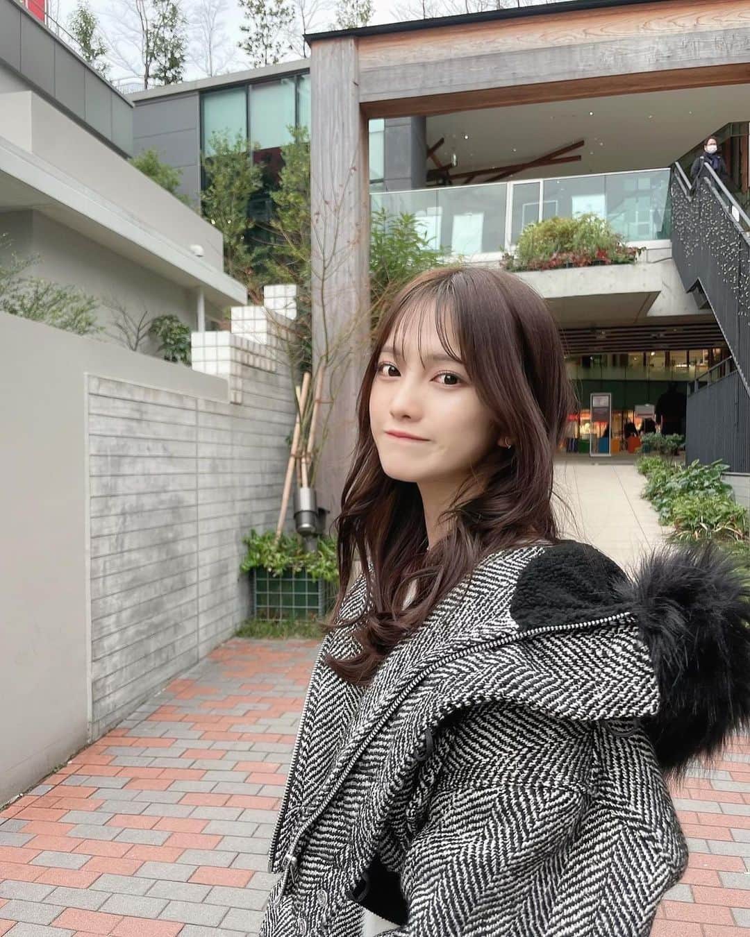 森みはるのインスタグラム：「えくぼ~~♪   先日 @la_cachette.azabu さんで お任せfacialスーパーメンテナンスコースしてもらいました！ ニキビとか目立った肌荒れはあんまりしないけど、くすみとかが気になっていたのを透明感アップしてもらってきました！！ たくさんメニューがありすぎて本当にすごい！いつもびっくりしちゃう！！  そして @futuro_eyelash さんで まつげのメンテナンスしてもらいました！ いつも目頭と中央はぱっちりの目尻は流しめでお願いしてるよ〜 今回も理想通りに仕上げてもらいました🤍」