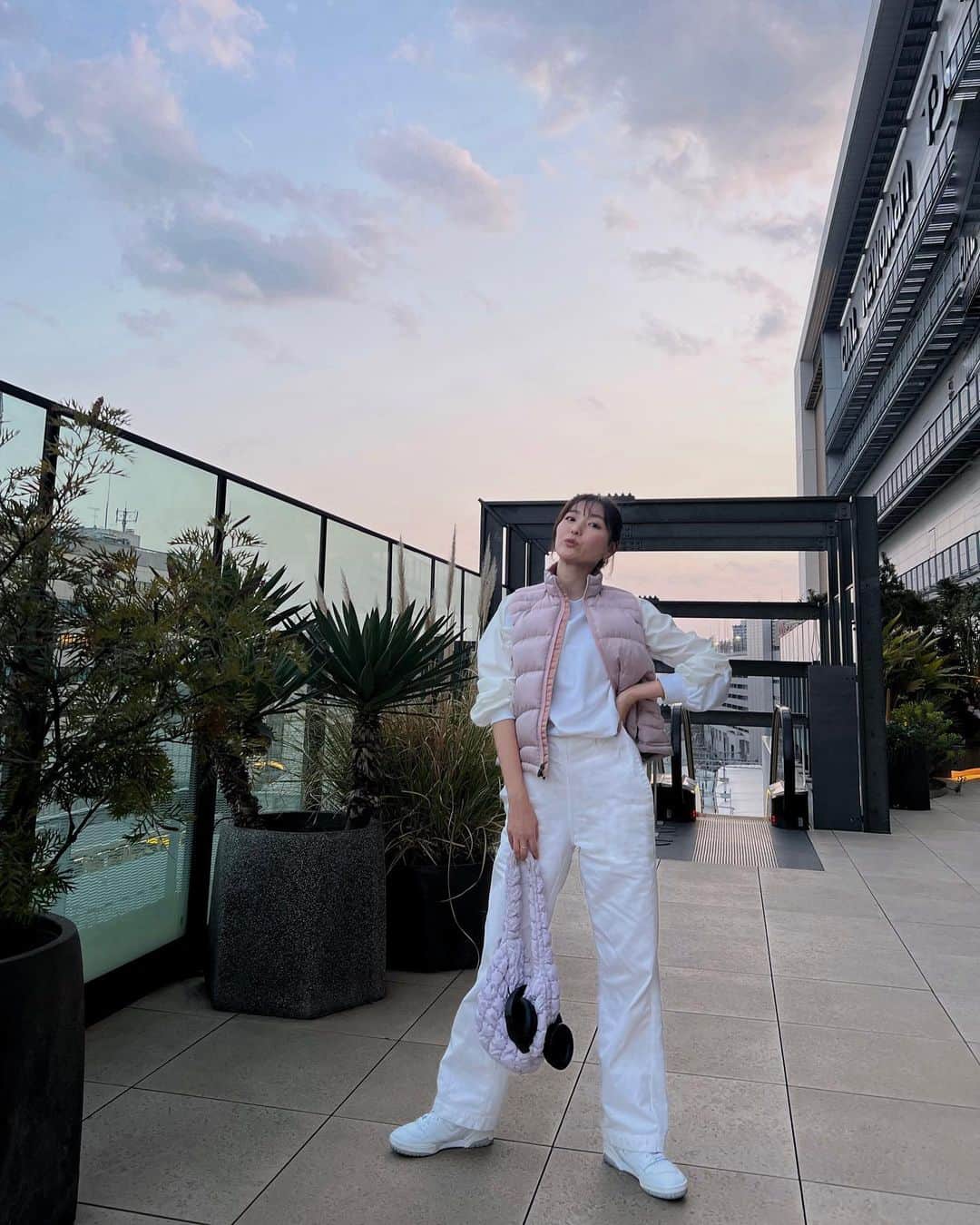 岩崎志保のインスタグラム：「🌸💕💜☁️ NEWoMan横浜の6階にオープンしたニューバランスのストアに！ グレーがコンセプトのお店でライフスタイル商品を取り扱っていて、私もトップスとシューズをゲット👟 デザイン性と機能性と普段使いがしやすくて可愛い🤍  #ニューバランスニュウマン横浜店 #ニュウマン横浜 #newbalance #ニューバランス #BB550」