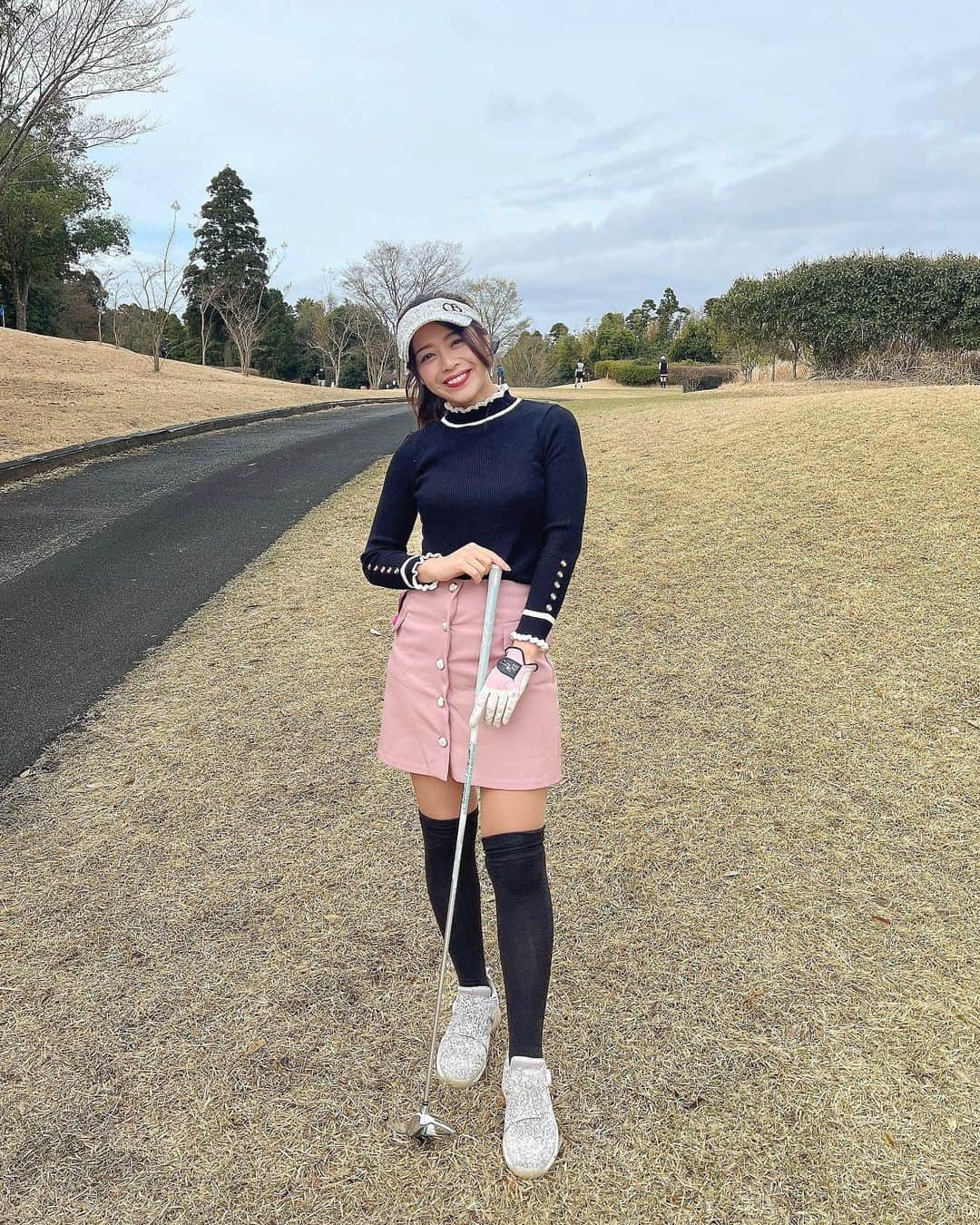 石倉侑芽さんのインスタグラム写真 - (石倉侑芽Instagram)「今日はゴルフ⛳️🤍  もうだいぶ暖かくなってきて ぽかぽかで気持ちよかった〜☺️  今日のコーデは 韓国のサイトで買ったトップスに レディアゼル @redyazel のスカート🤍  @cocoairygolf のサンバイザーと @adidasgolf のシューズの柄が合ってていい感じだった💓  帰り道はめちゃめちゃ渋滞して 帰宅するまで3時間半くらいかかった…🥲🥹  それにしても、WBCすごかったですね🥹⚾️ ゴルフ中も結果が気になっちゃって みんなが中継観ながらそわそわ🥺  最後逆転した瞬間は、レストランに居たんやけど どの席の人達もみんな観てて 各テーブルで歓声が上がってハイタッチ🙌🙌 すごい光景でした😂🤍おめでとうございます🎊  もっと練習しないとなぁって反省したラウンドでした🥹 ゴルフ楽しすぎるなぁ〜⛳️  #ゴルフ女子#ゴルフ#ゴルフウェア#ゴルフコーデ #ゴルフスイング#スポーツ女子 #トレーニング女子#ゆめちんゴルフ」3月21日 20時12分 - yume8115