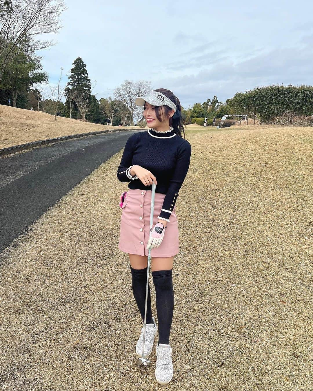 石倉侑芽さんのインスタグラム写真 - (石倉侑芽Instagram)「今日はゴルフ⛳️🤍  もうだいぶ暖かくなってきて ぽかぽかで気持ちよかった〜☺️  今日のコーデは 韓国のサイトで買ったトップスに レディアゼル @redyazel のスカート🤍  @cocoairygolf のサンバイザーと @adidasgolf のシューズの柄が合ってていい感じだった💓  帰り道はめちゃめちゃ渋滞して 帰宅するまで3時間半くらいかかった…🥲🥹  それにしても、WBCすごかったですね🥹⚾️ ゴルフ中も結果が気になっちゃって みんなが中継観ながらそわそわ🥺  最後逆転した瞬間は、レストランに居たんやけど どの席の人達もみんな観てて 各テーブルで歓声が上がってハイタッチ🙌🙌 すごい光景でした😂🤍おめでとうございます🎊  もっと練習しないとなぁって反省したラウンドでした🥹 ゴルフ楽しすぎるなぁ〜⛳️  #ゴルフ女子#ゴルフ#ゴルフウェア#ゴルフコーデ #ゴルフスイング#スポーツ女子 #トレーニング女子#ゆめちんゴルフ」3月21日 20時12分 - yume8115