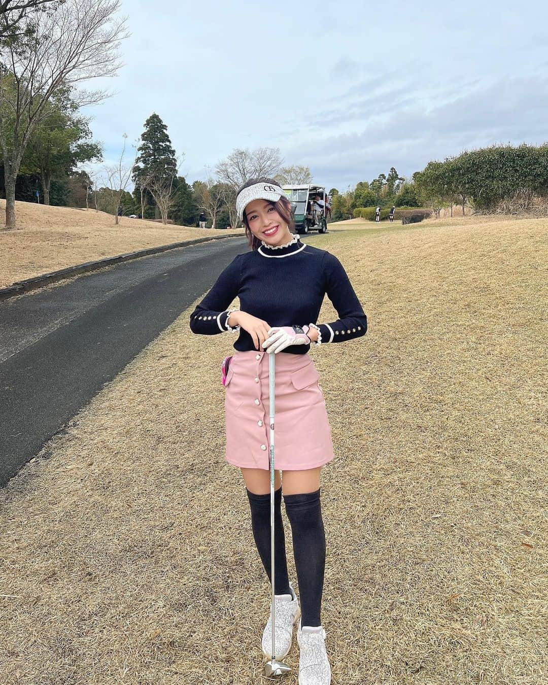 石倉侑芽さんのインスタグラム写真 - (石倉侑芽Instagram)「今日はゴルフ⛳️🤍  もうだいぶ暖かくなってきて ぽかぽかで気持ちよかった〜☺️  今日のコーデは 韓国のサイトで買ったトップスに レディアゼル @redyazel のスカート🤍  @cocoairygolf のサンバイザーと @adidasgolf のシューズの柄が合ってていい感じだった💓  帰り道はめちゃめちゃ渋滞して 帰宅するまで3時間半くらいかかった…🥲🥹  それにしても、WBCすごかったですね🥹⚾️ ゴルフ中も結果が気になっちゃって みんなが中継観ながらそわそわ🥺  最後逆転した瞬間は、レストランに居たんやけど どの席の人達もみんな観てて 各テーブルで歓声が上がってハイタッチ🙌🙌 すごい光景でした😂🤍おめでとうございます🎊  もっと練習しないとなぁって反省したラウンドでした🥹 ゴルフ楽しすぎるなぁ〜⛳️  #ゴルフ女子#ゴルフ#ゴルフウェア#ゴルフコーデ #ゴルフスイング#スポーツ女子 #トレーニング女子#ゆめちんゴルフ」3月21日 20時12分 - yume8115