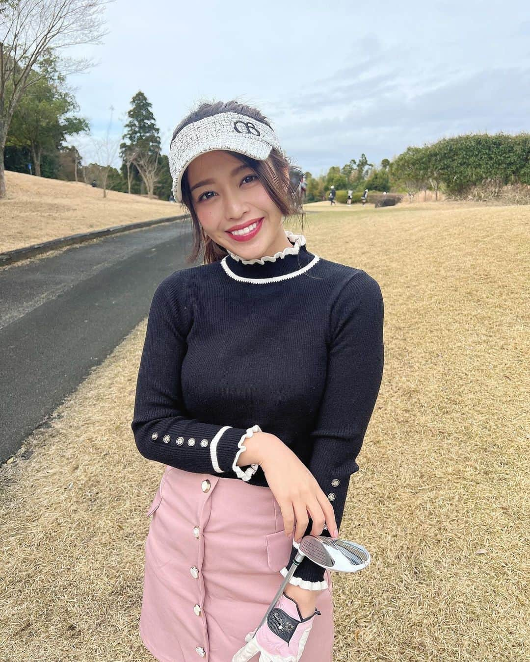 石倉侑芽のインスタグラム：「今日はゴルフ⛳️🤍  もうだいぶ暖かくなってきて ぽかぽかで気持ちよかった〜☺️  今日のコーデは 韓国のサイトで買ったトップスに レディアゼル @redyazel のスカート🤍  @cocoairygolf のサンバイザーと @adidasgolf のシューズの柄が合ってていい感じだった💓  帰り道はめちゃめちゃ渋滞して 帰宅するまで3時間半くらいかかった…🥲🥹  それにしても、WBCすごかったですね🥹⚾️ ゴルフ中も結果が気になっちゃって みんなが中継観ながらそわそわ🥺  最後逆転した瞬間は、レストランに居たんやけど どの席の人達もみんな観てて 各テーブルで歓声が上がってハイタッチ🙌🙌 すごい光景でした😂🤍おめでとうございます🎊  もっと練習しないとなぁって反省したラウンドでした🥹 ゴルフ楽しすぎるなぁ〜⛳️  #ゴルフ女子#ゴルフ#ゴルフウェア#ゴルフコーデ #ゴルフスイング#スポーツ女子 #トレーニング女子#ゆめちんゴルフ」