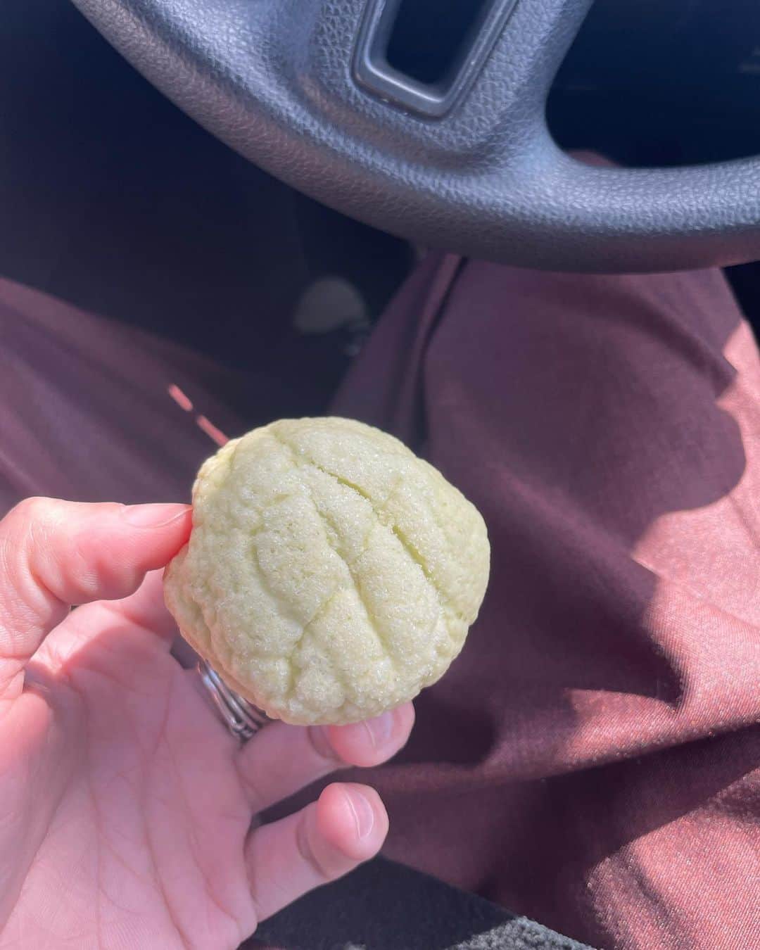 落合モトキのインスタグラム：「海老名SAで 小さなメロンパンの詰め合わせ 買ったよー 美味しかったよー♪  サンソンのTwitterに 異常にネタ投稿してるんで チェックして頂けたら👾 明日採用されるかなぁ~。。  #稽古はちゃんとしている」